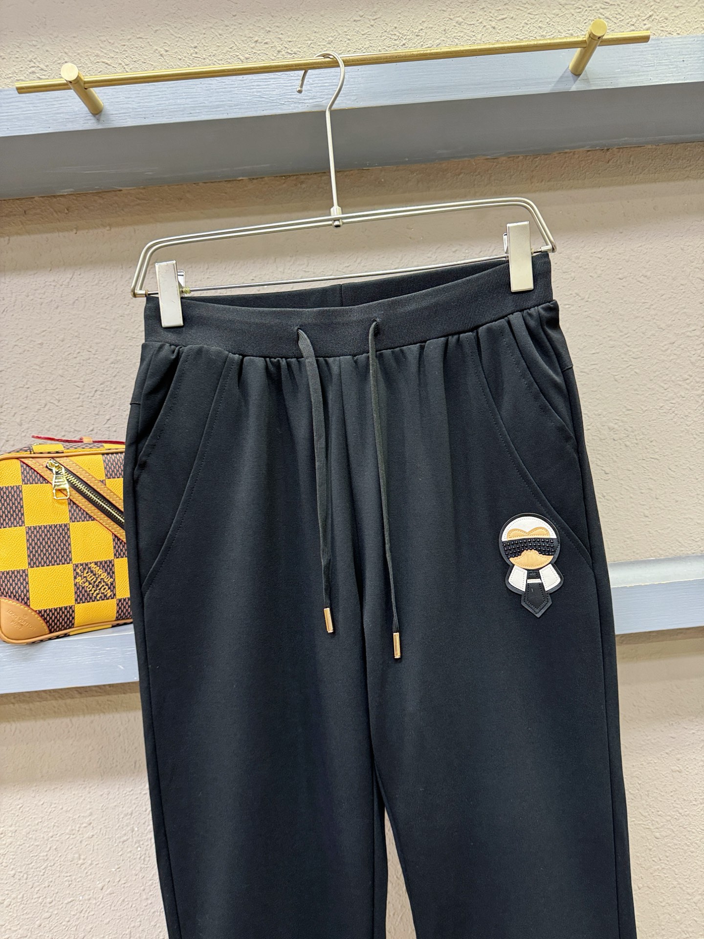 FENDI芬迪 2025秋冬新款防寒机能羽绒裤，经典羽绒长裤，防风防雨雪，内里大朵绒填充，舒适保暖。运动