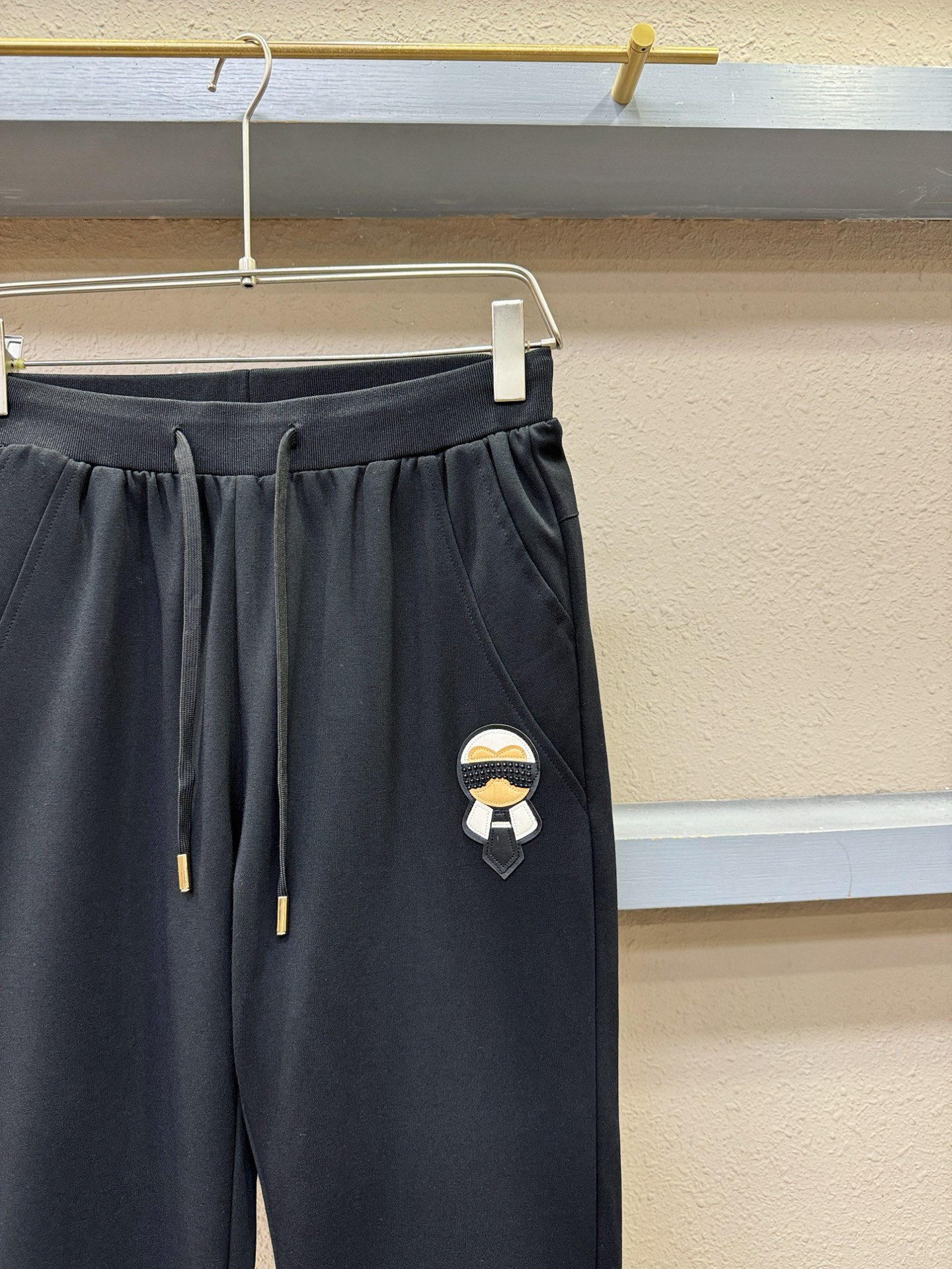 FENDI芬迪 2025秋冬新款防寒机能羽绒裤，经典羽绒长裤，防风防雨雪，内里大朵绒填充，舒适保暖。运动