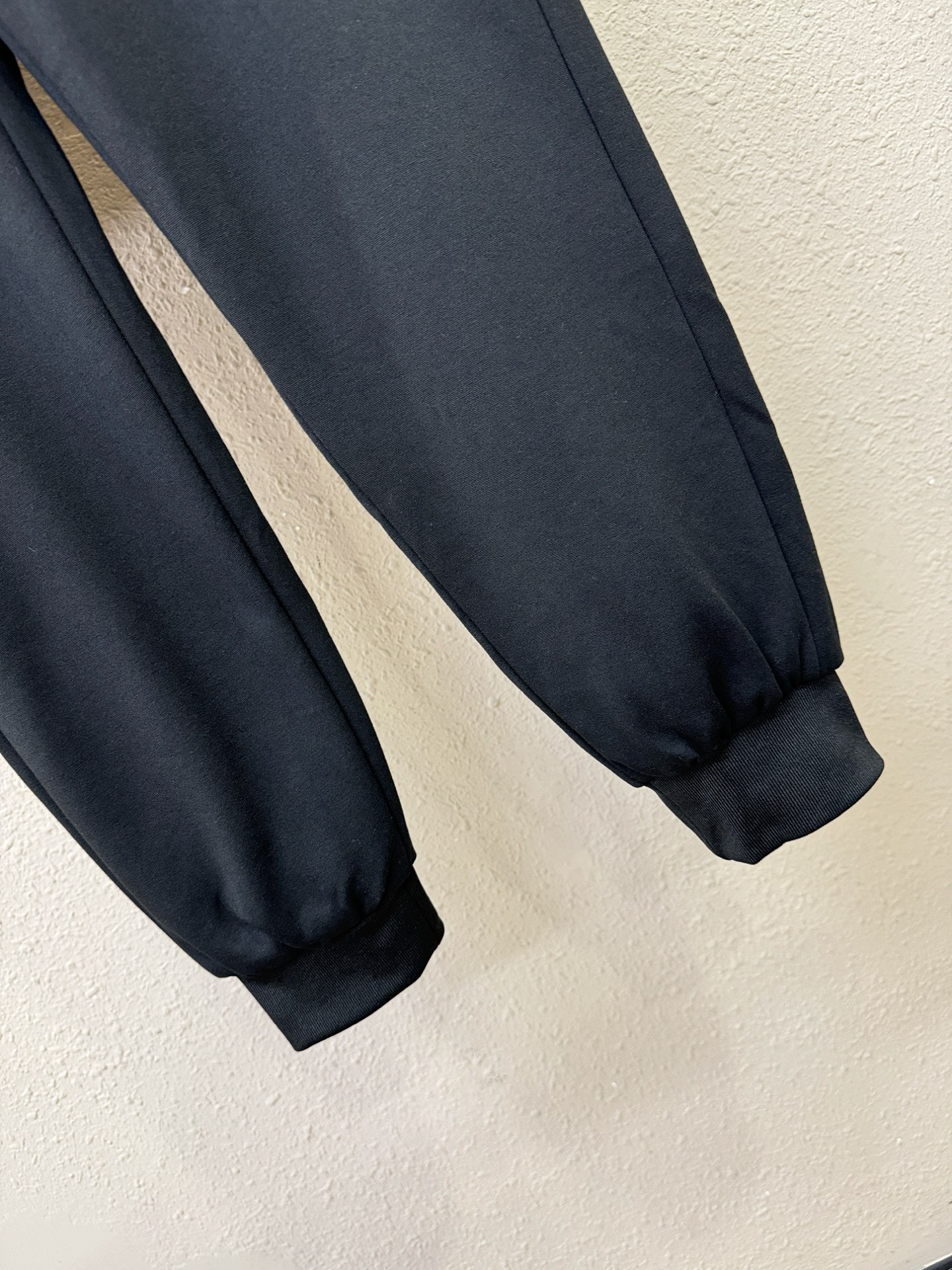 FENDI芬迪 2025秋冬新款防寒机能羽绒裤，经典羽绒长裤，防风防雨雪，内里大朵绒填充，舒适保暖。运动