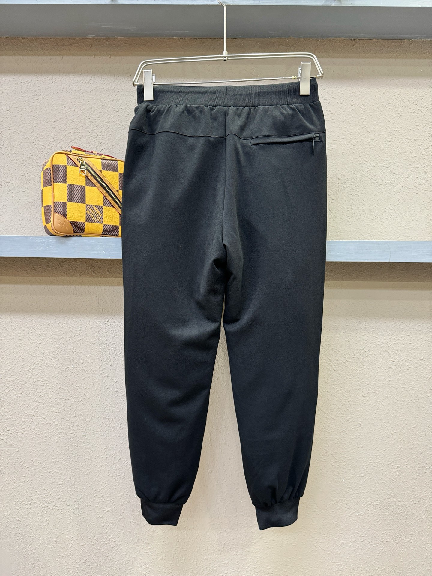 FENDI芬迪 2025秋冬新款防寒机能羽绒裤，经典羽绒长裤，防风防雨雪，内里大朵绒填充，舒适保暖。运动