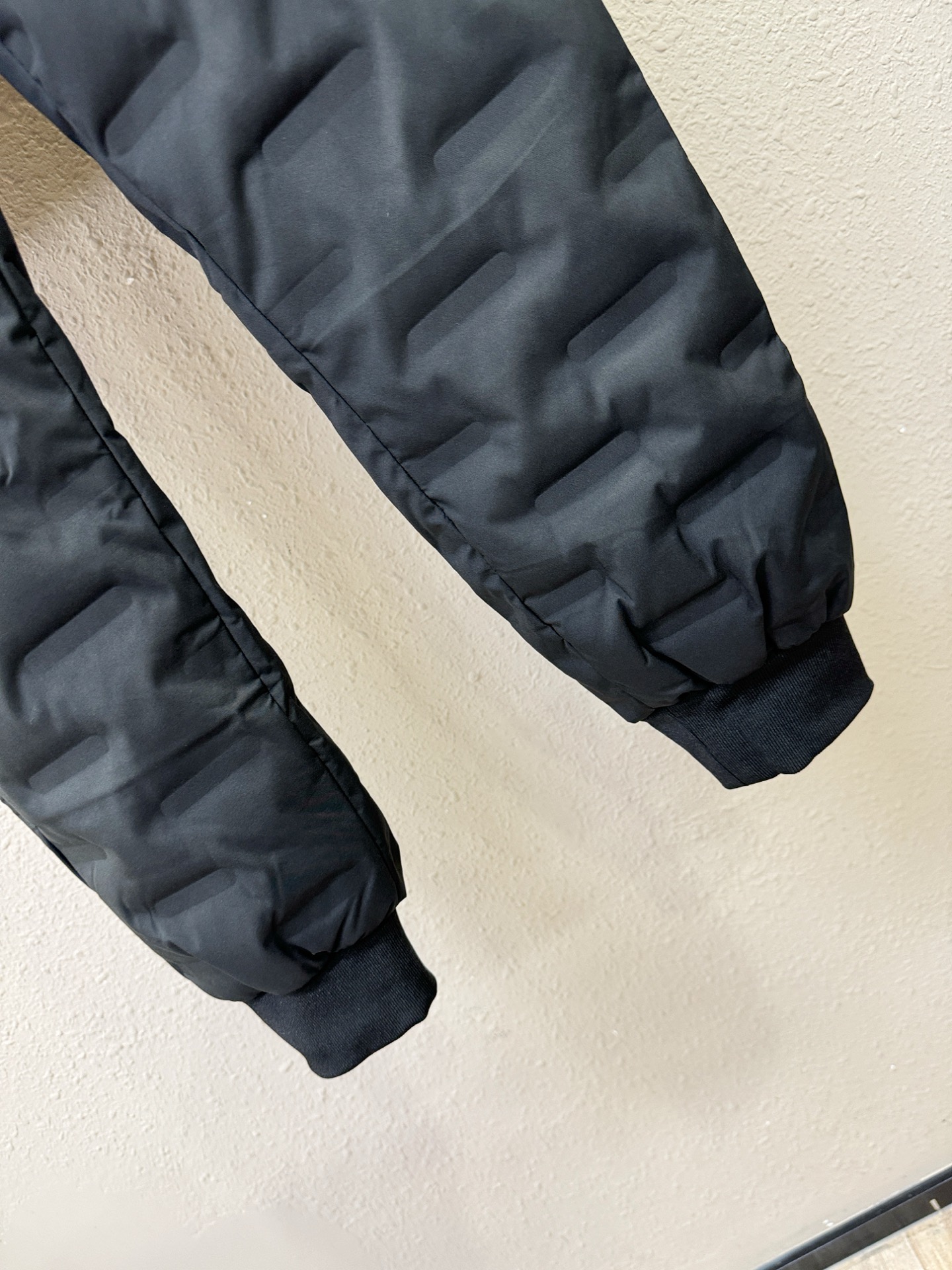 FENDI芬迪 2025秋冬新款防寒机能羽绒裤，经典羽绒长裤，防风防雨雪，内里大朵绒填充，舒适保暖。运动