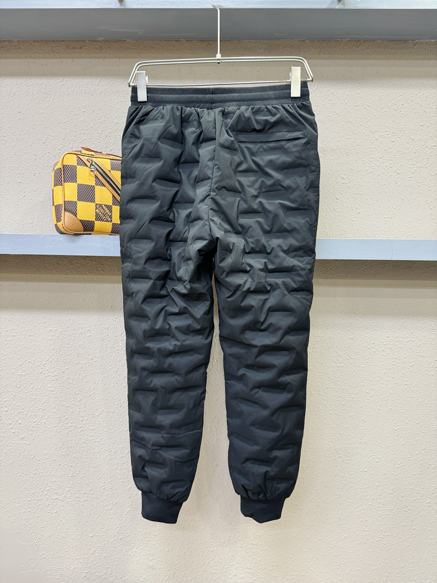 FENDI芬迪 2025秋冬新款防寒机能羽绒裤，经典羽绒长裤，防风防雨雪，内里大朵绒填充，舒适保暖。运动