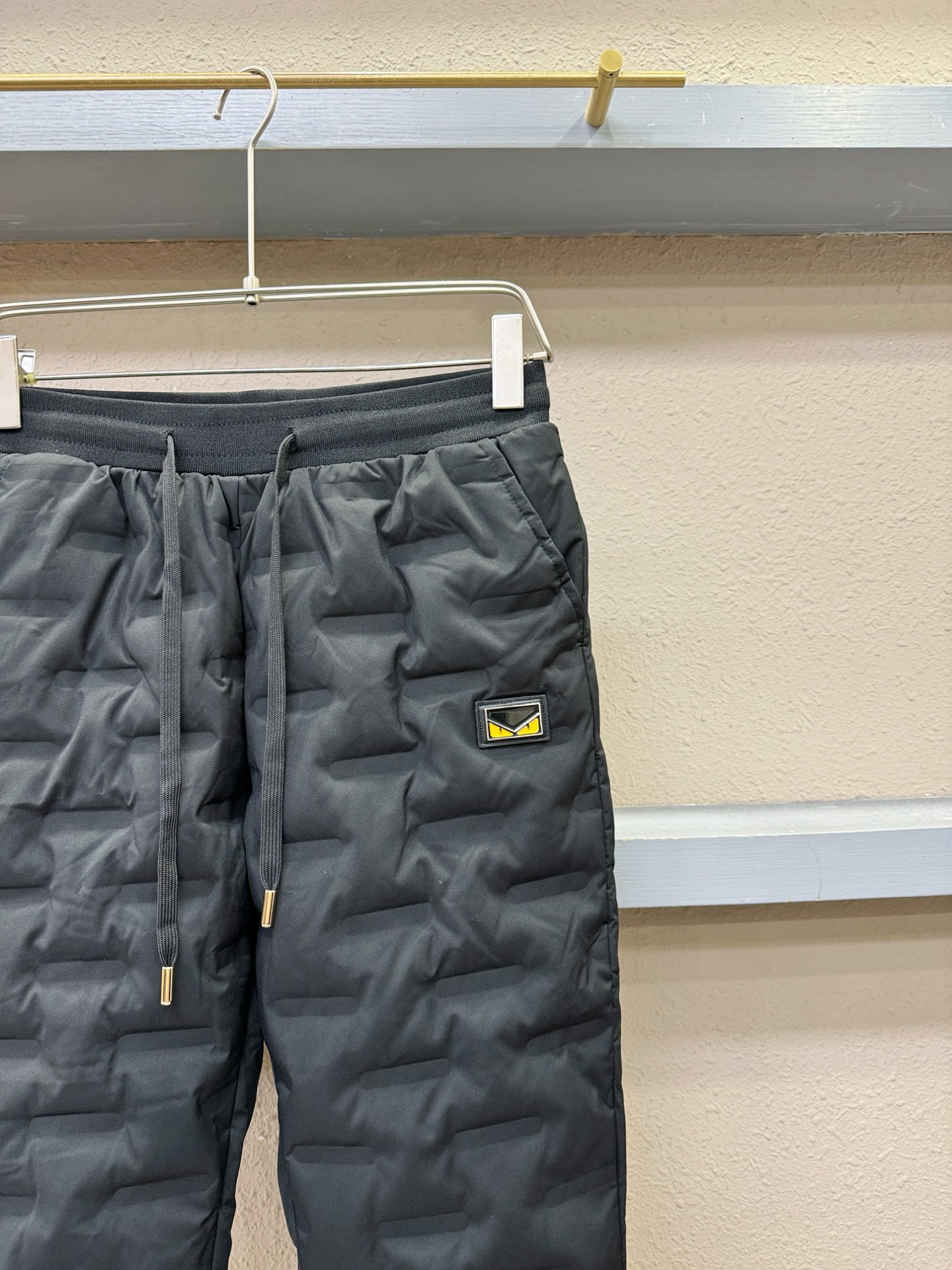 FENDI芬迪 2025秋冬新款防寒机能羽绒裤，经典羽绒长裤，防风防雨雪，内里大朵绒填充，舒适保暖。运动