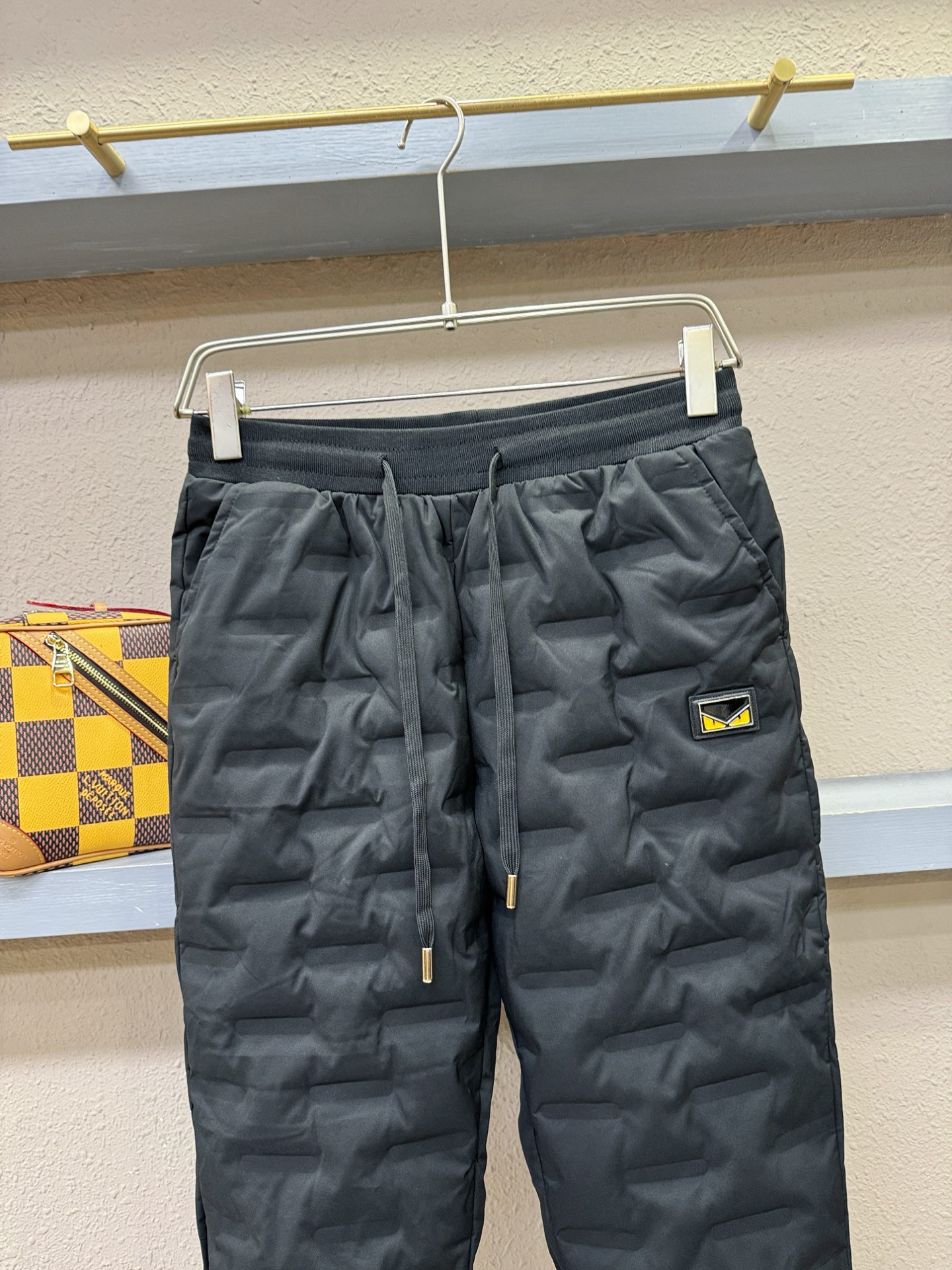 FENDI芬迪 2025秋冬新款防寒机能羽绒裤，经典羽绒长裤，防风防雨雪，内里大朵绒填充，舒适保暖。运动