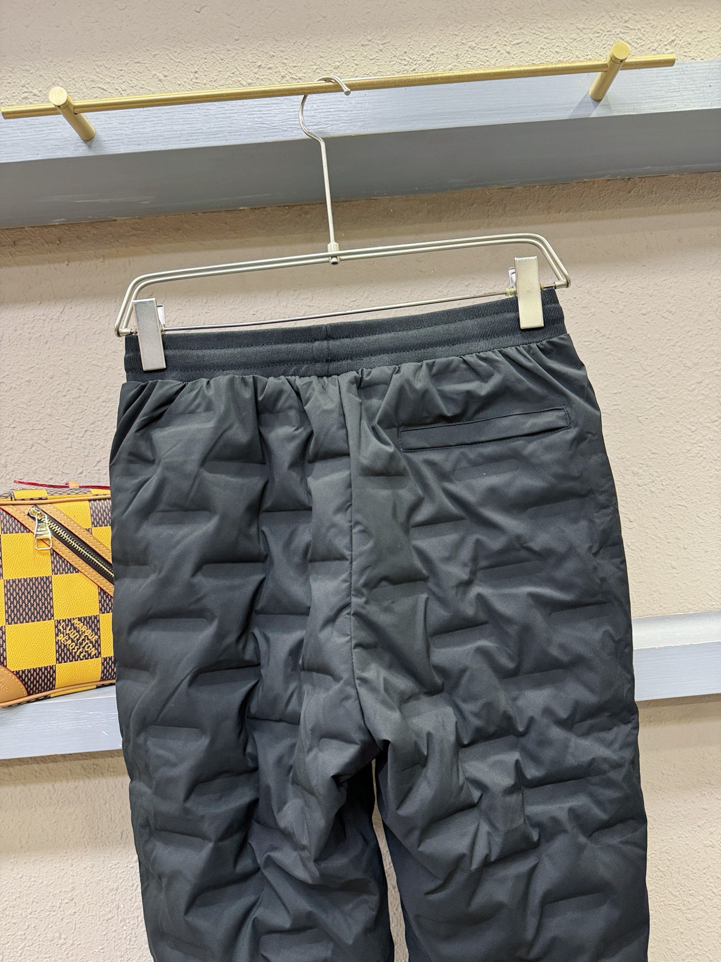 FENDI芬迪 2025秋冬新款防寒机能羽绒裤，经典羽绒长裤，防风防雨雪，内里大朵绒填充，舒适保暖。运动