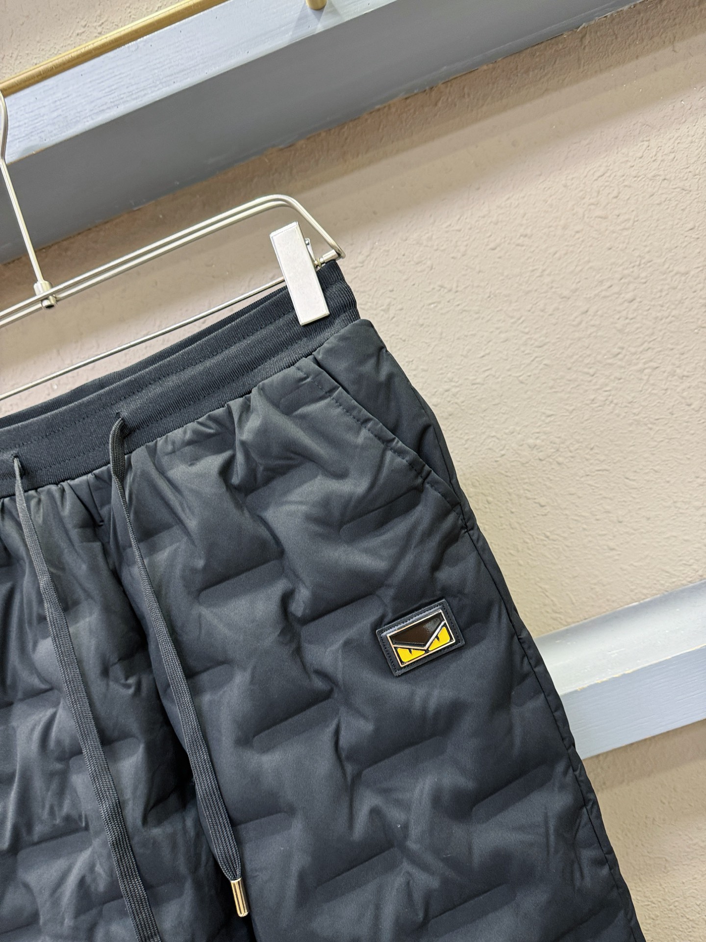 FENDI芬迪 2025秋冬新款防寒机能羽绒裤，经典羽绒长裤，防风防雨雪，内里大朵绒填充，舒适保暖。运动