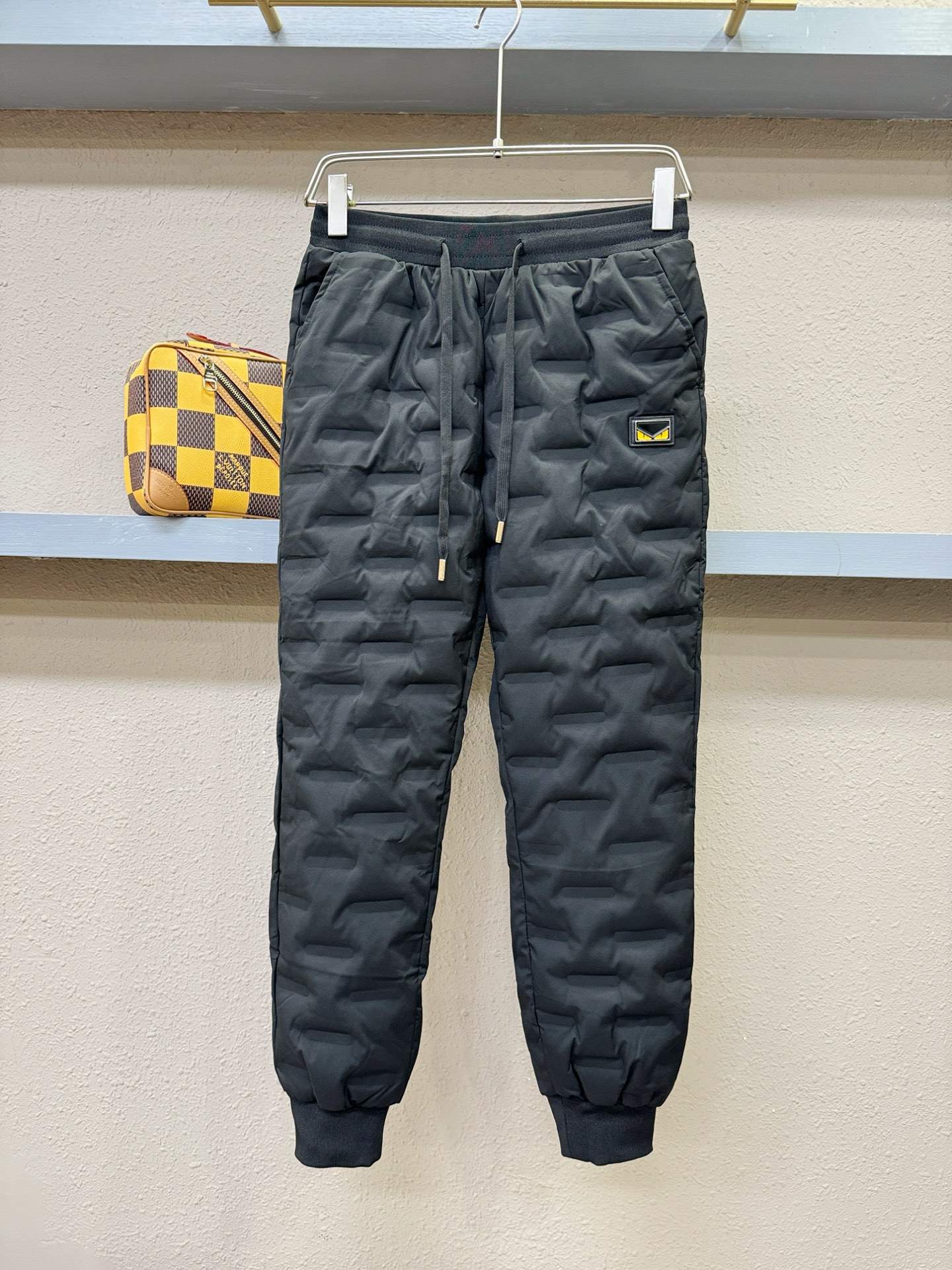 FENDI芬迪 2025秋冬新款防寒机能羽绒裤，经典羽绒长裤，防风防雨雪，内里大朵绒填充，舒适保暖。运动