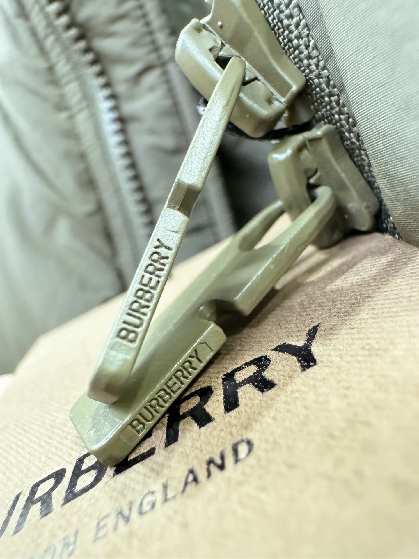 鹅绒高版本BURBERRY巴宝莉 2025新款羽绒服，一衣两穿，袖子可拆卸，可当马甲可当外套。秀场新品，