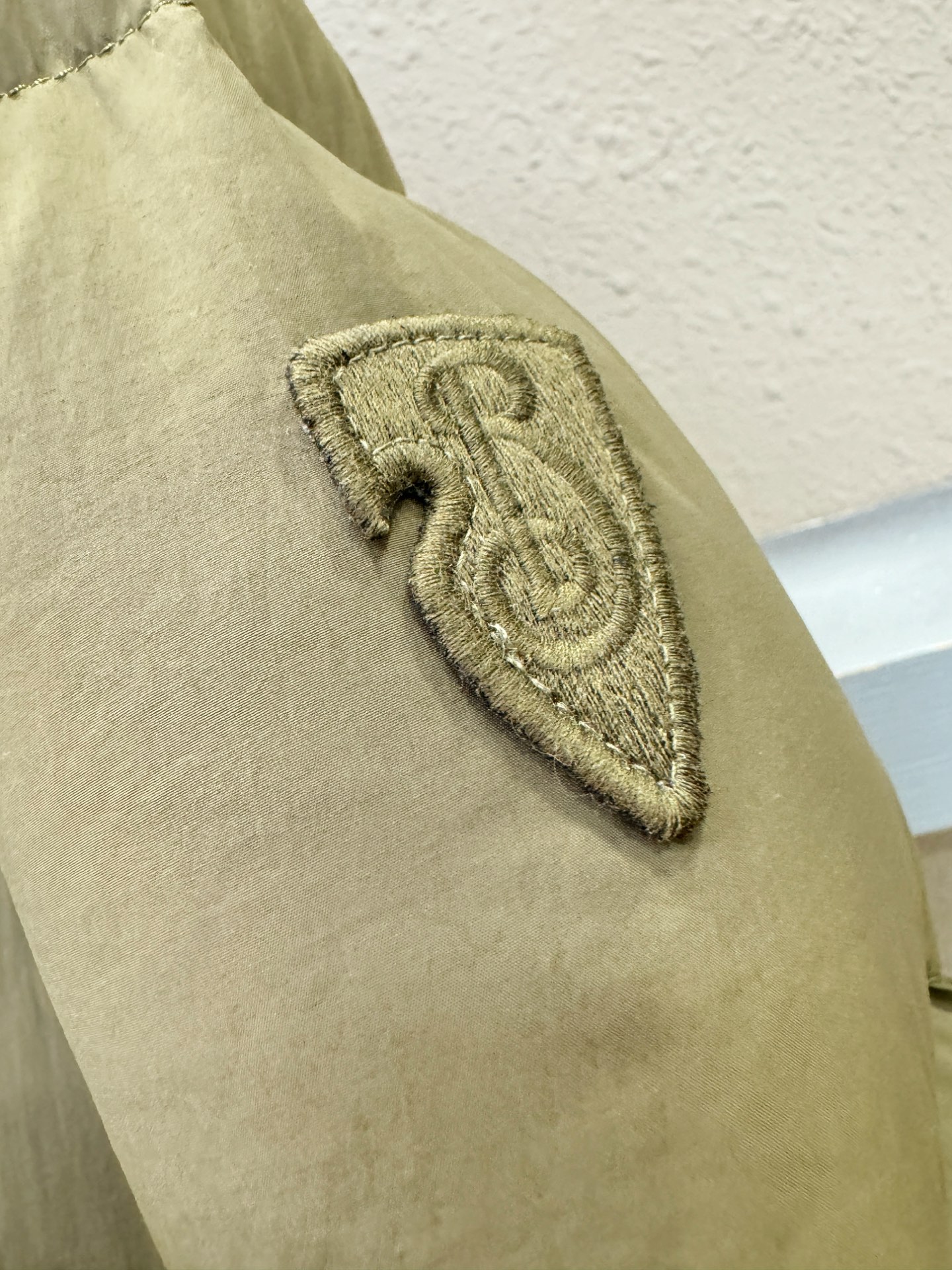 鹅绒高版本BURBERRY巴宝莉 2025新款羽绒服，一衣两穿，袖子可拆卸，可当马甲可当外套。秀场新品，