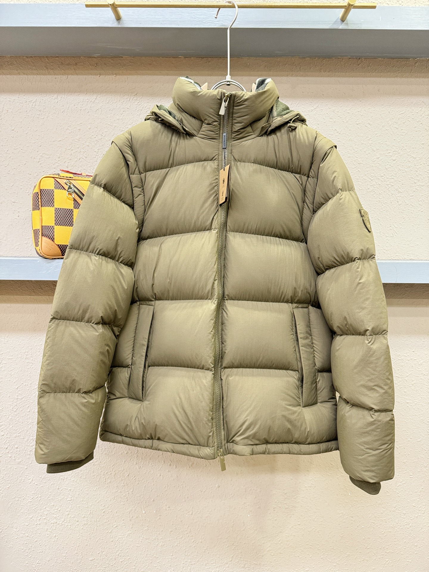 鹅绒高版本BURBERRY巴宝莉 2025新款羽绒服，一衣两穿，袖子可拆卸，可当马甲可当外套。秀场新品，