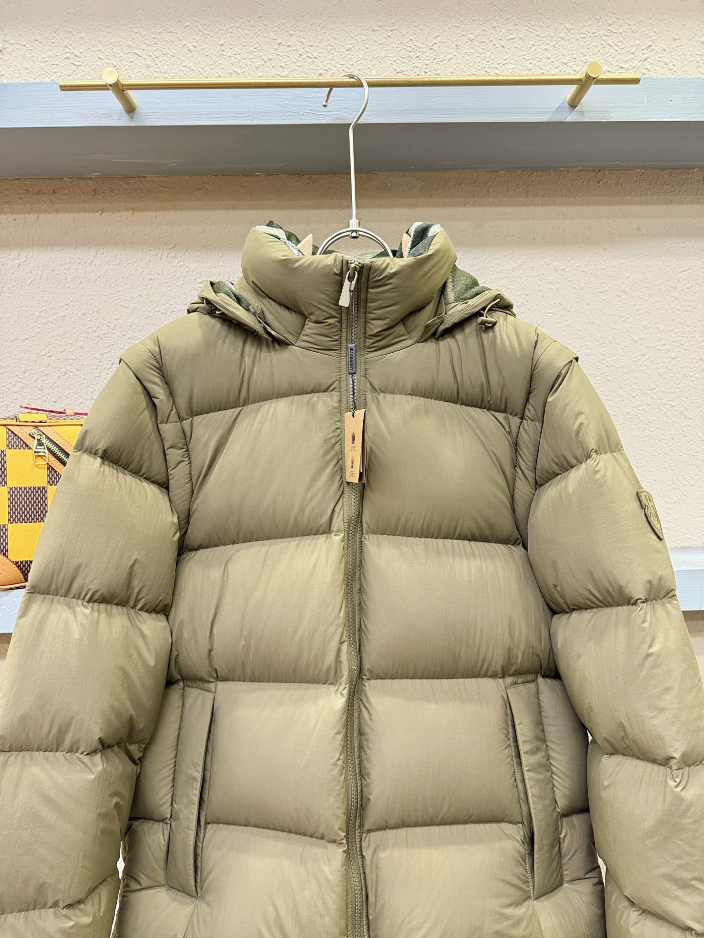 鹅绒高版本BURBERRY巴宝莉 2025新款羽绒服，一衣两穿，袖子可拆卸，可当马甲可当外套。秀场新品，