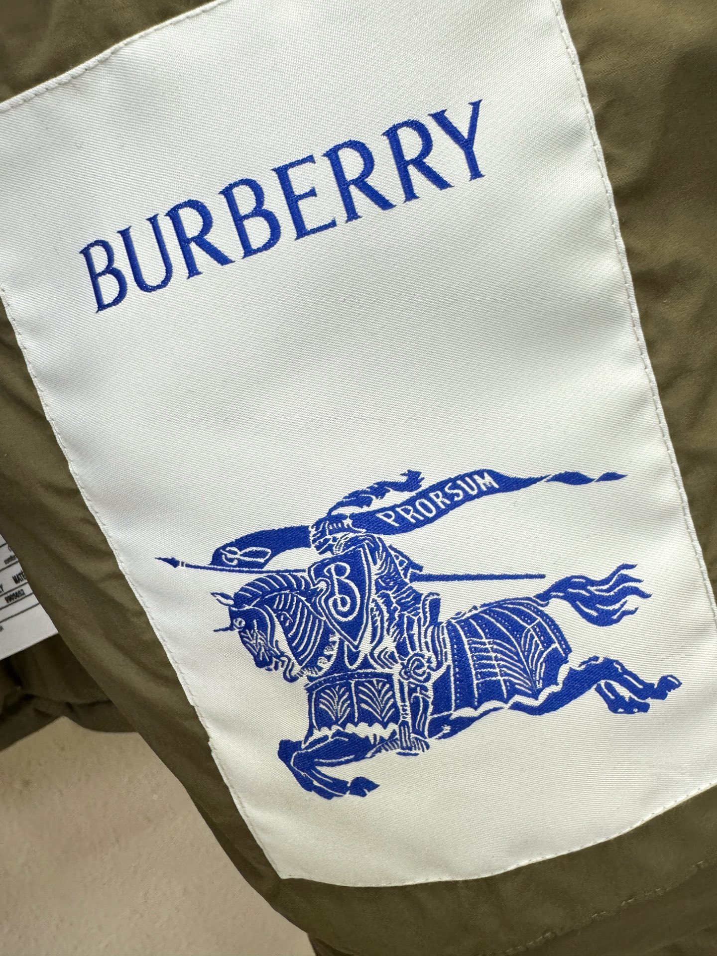 鹅绒高版本BURBERRY巴宝莉 2025新款羽绒服，一衣两穿，袖子可拆卸，可当马甲可当外套。秀场新品，