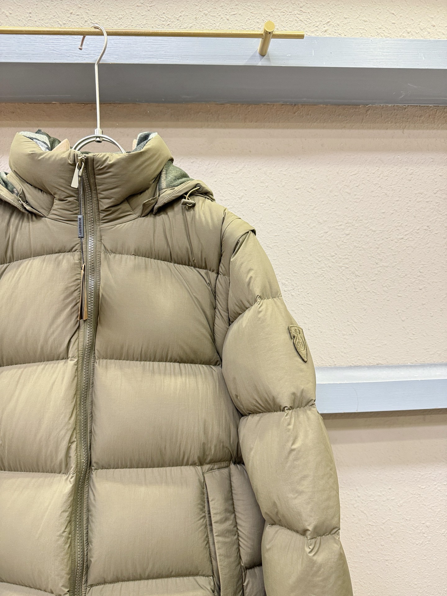 鹅绒高版本BURBERRY巴宝莉 2025新款羽绒服，一衣两穿，袖子可拆卸，可当马甲可当外套。秀场新品，