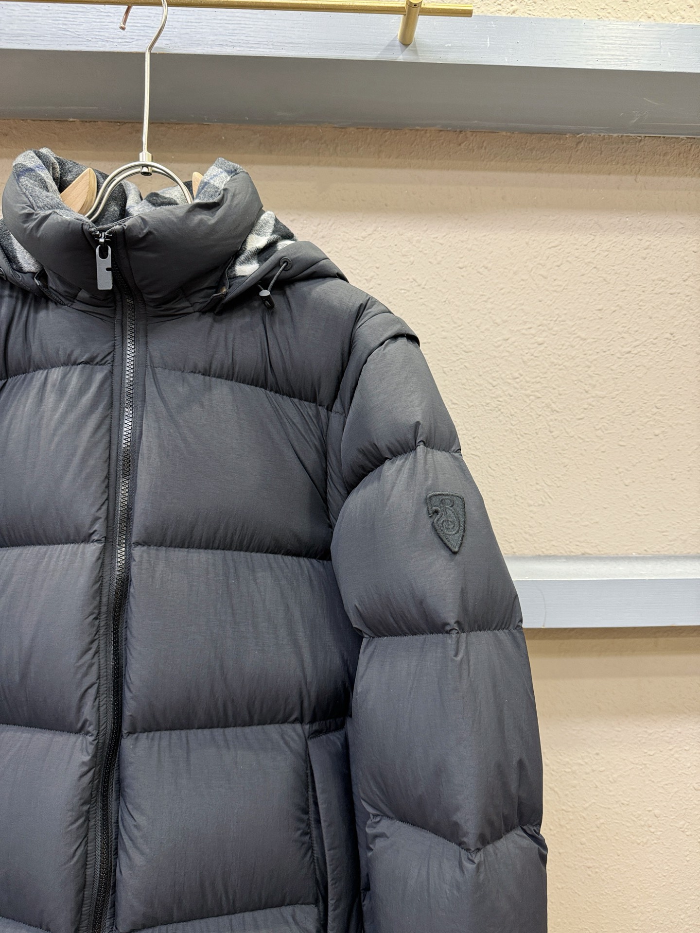 鹅绒高版本BURBERRY巴宝莉 2025新款羽绒服，一衣两穿，袖子可拆卸，可当马甲可当外套。秀场新品，