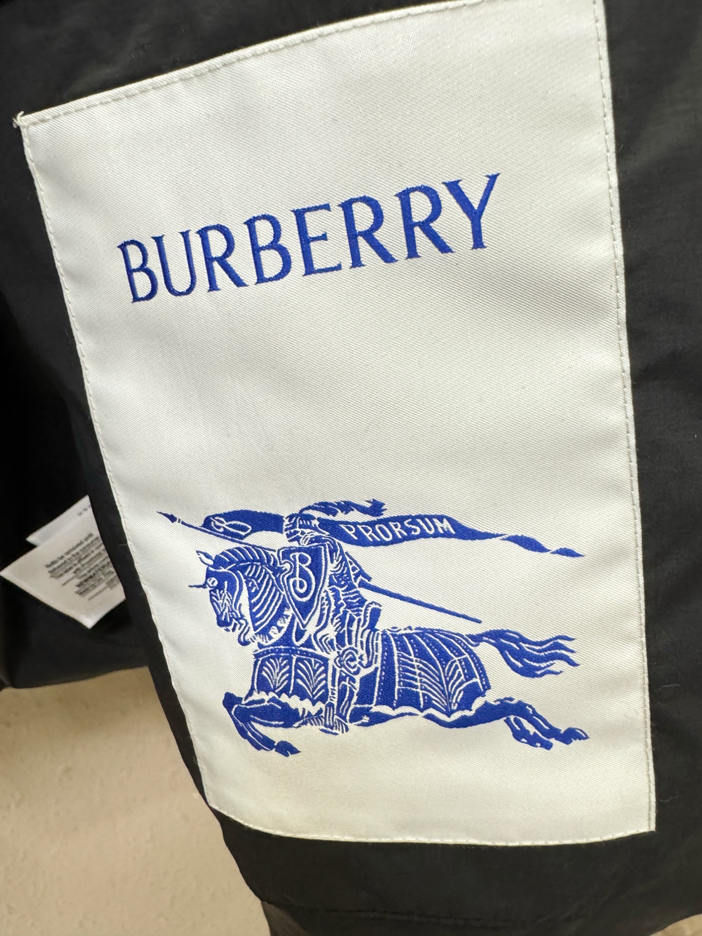 鹅绒高版本BURBERRY巴宝莉 2025新款羽绒服，一衣两穿，袖子可拆卸，可当马甲可当外套。秀场新品，