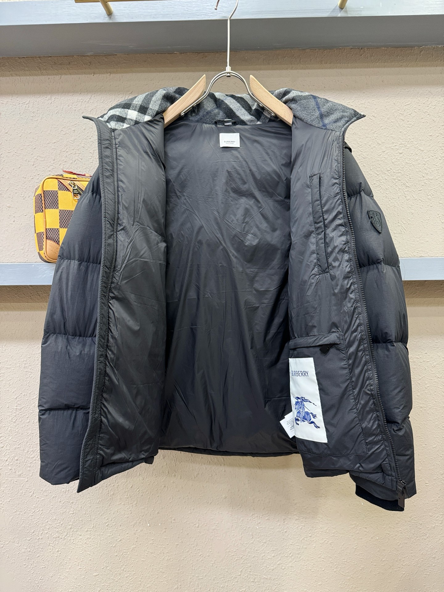 鹅绒高版本BURBERRY巴宝莉 2025新款羽绒服，一衣两穿，袖子可拆卸，可当马甲可当外套。秀场新品，