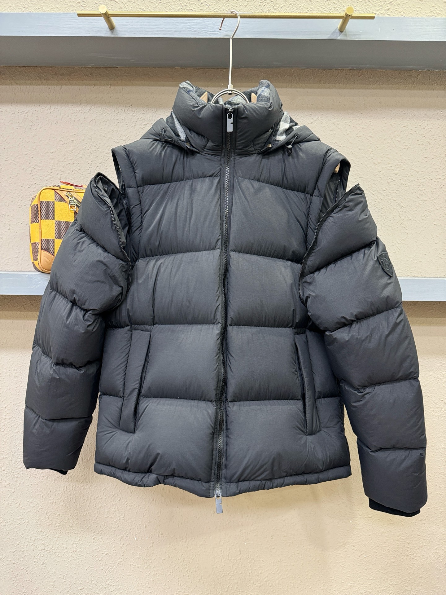 鹅绒高版本BURBERRY巴宝莉 2025新款羽绒服，一衣两穿，袖子可拆卸，可当马甲可当外套。秀场新品，