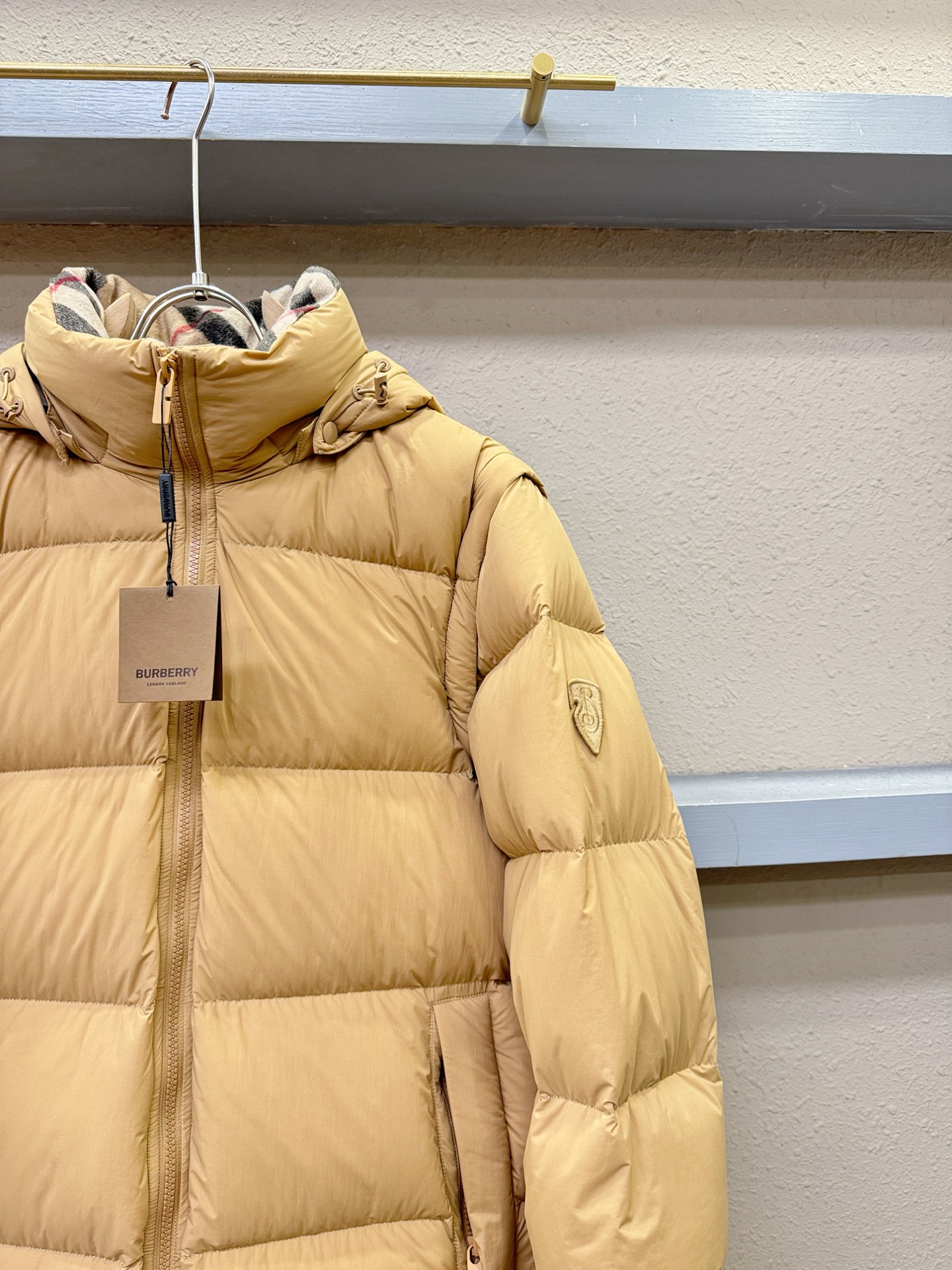 鹅绒高版本BURBERRY巴宝莉 2025新款羽绒服，一衣两穿，袖子可拆卸，可当马甲可当外套。秀场新品，