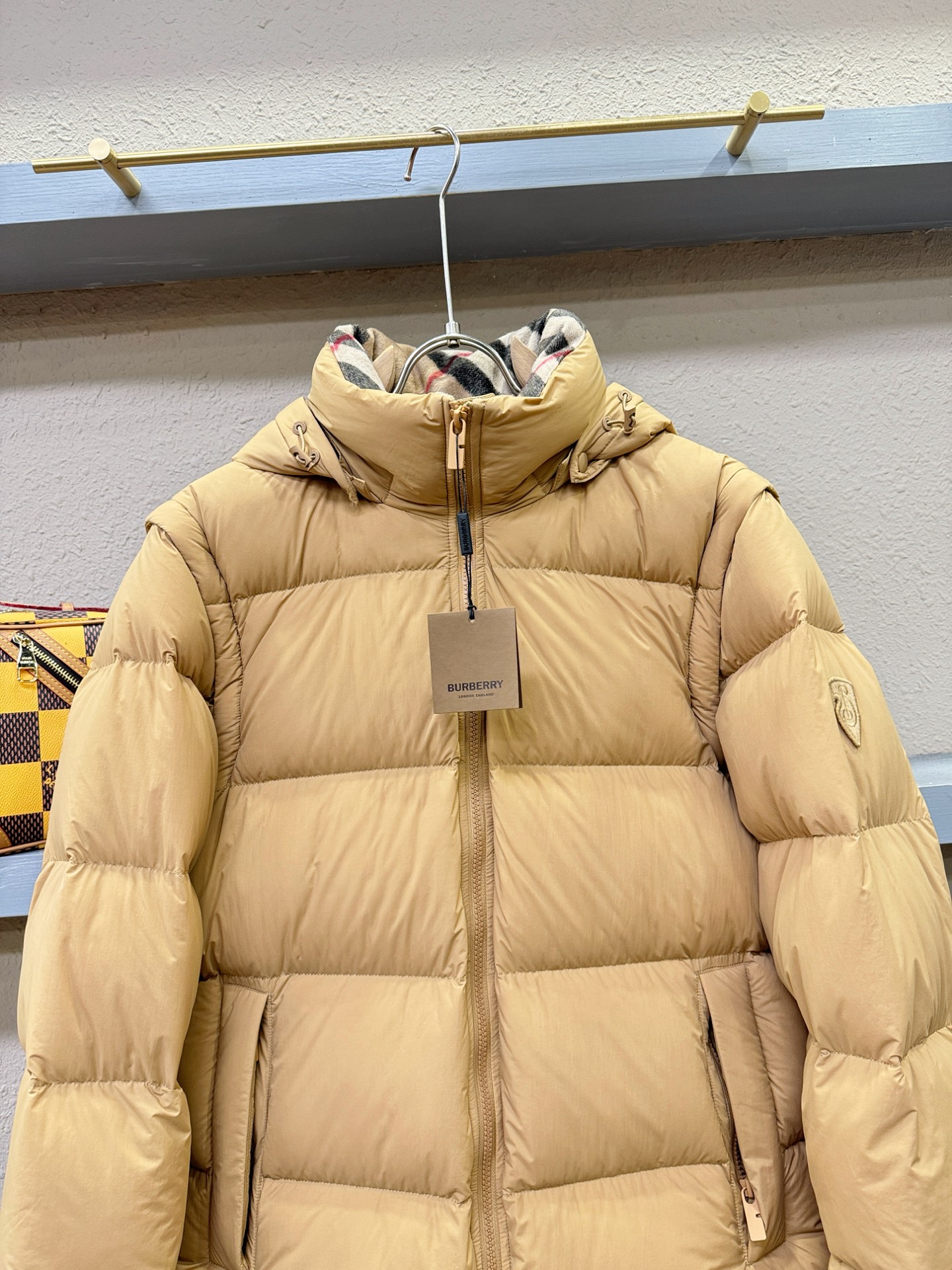 鹅绒高版本BURBERRY巴宝莉 2025新款羽绒服，一衣两穿，袖子可拆卸，可当马甲可当外套。秀场新品，