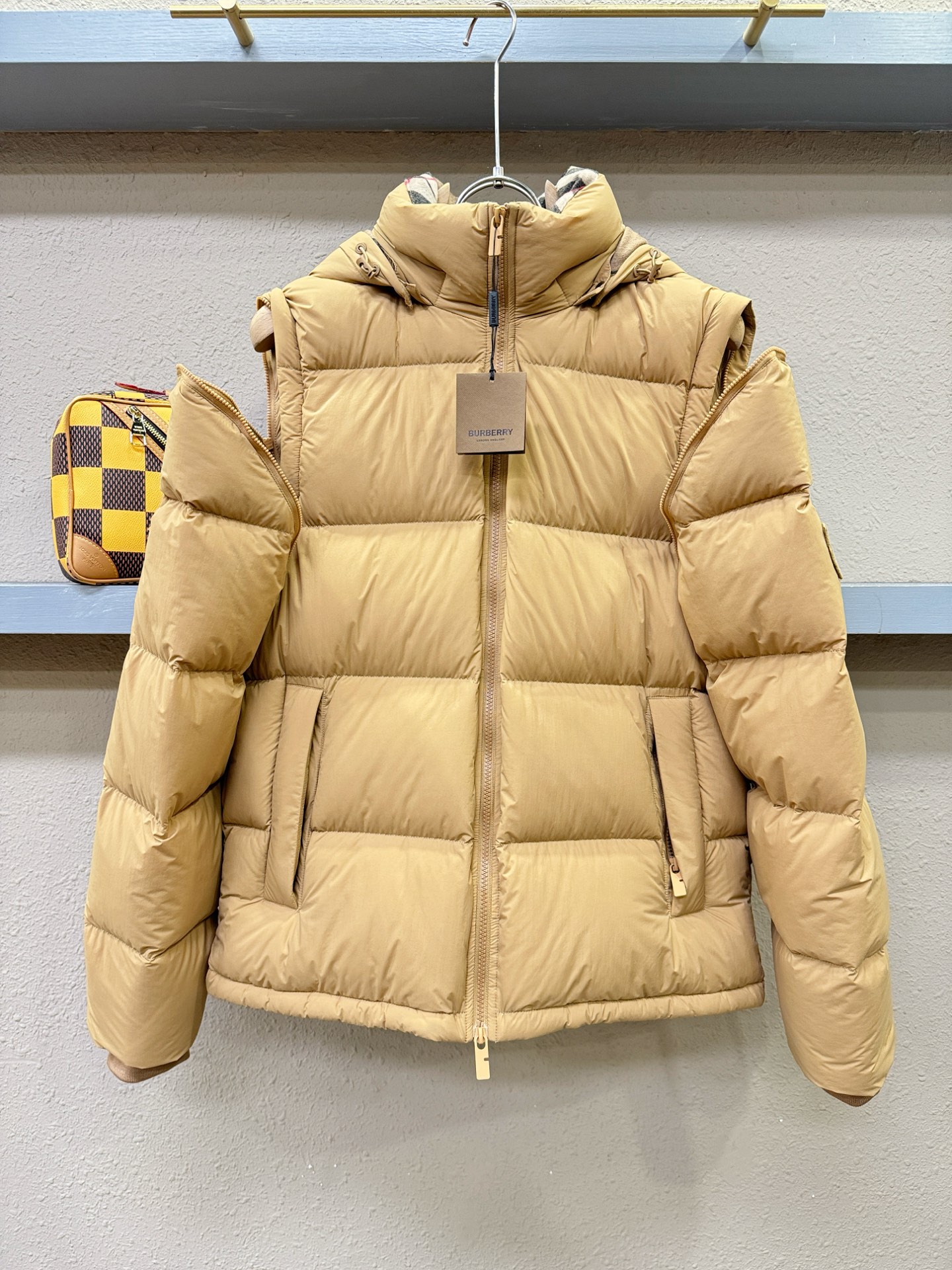 鹅绒高版本BURBERRY巴宝莉 2025新款羽绒服，一衣两穿，袖子可拆卸，可当马甲可当外套。秀场新品，