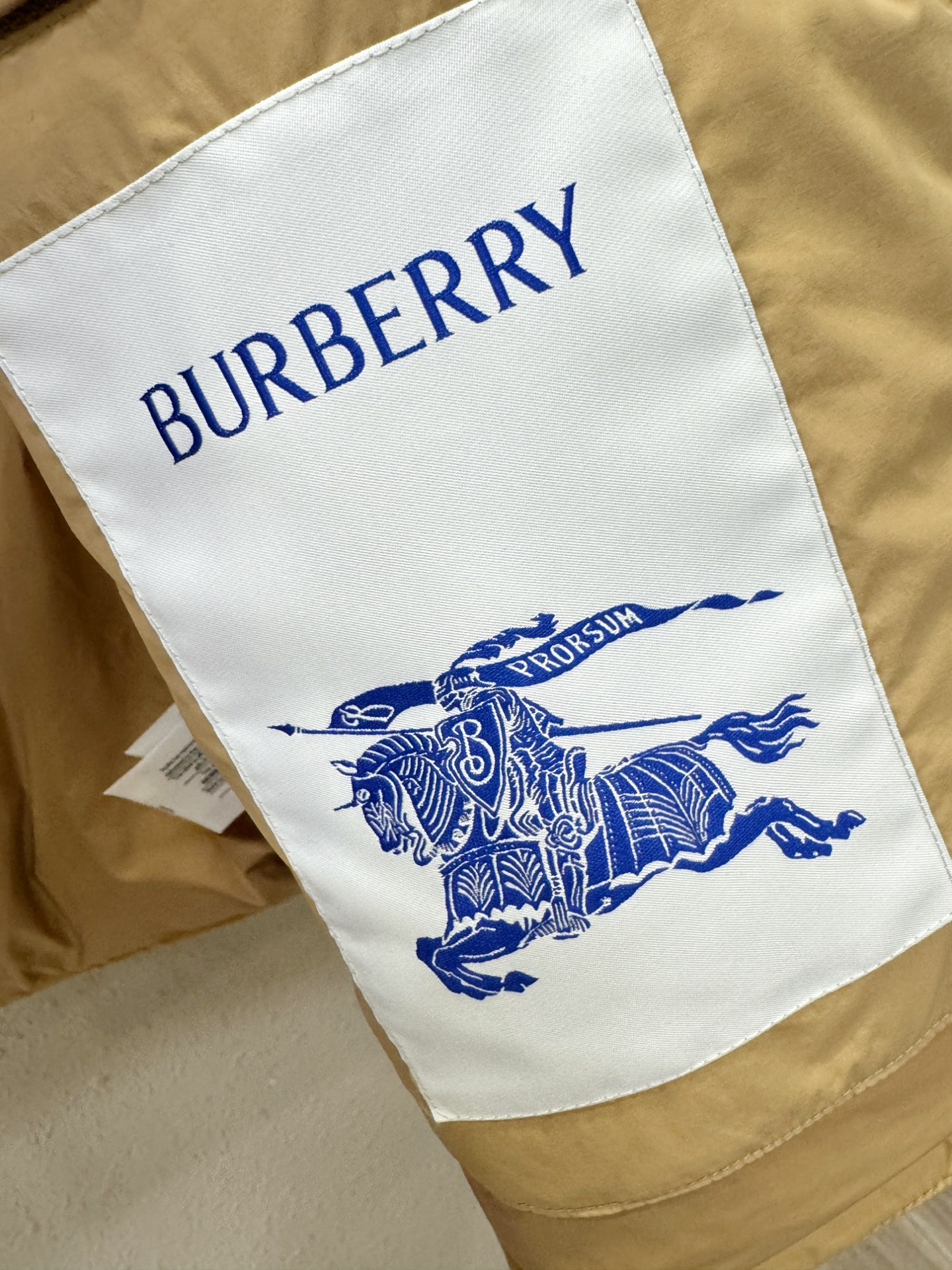 鹅绒高版本BURBERRY巴宝莉 2025新款羽绒服，一衣两穿，袖子可拆卸，可当马甲可当外套。秀场新品，