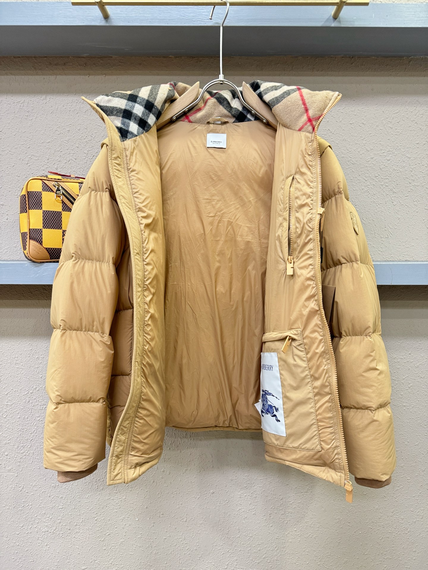 鹅绒高版本BURBERRY巴宝莉 2025新款羽绒服，一衣两穿，袖子可拆卸，可当马甲可当外套。秀场新品，
