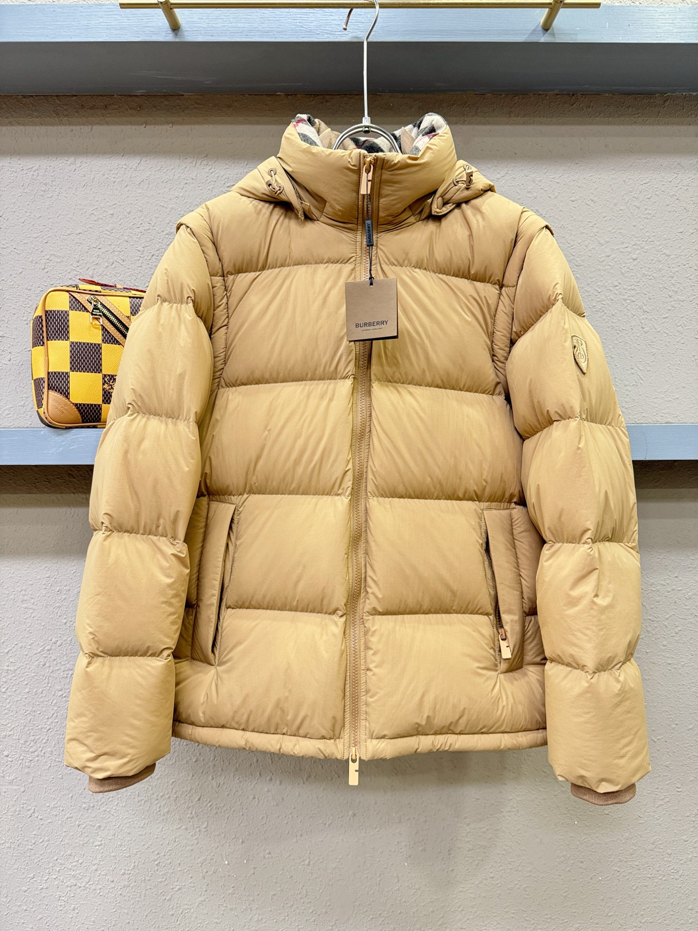 鹅绒高版本BURBERRY巴宝莉 2025新款羽绒服，一衣两穿，袖子可拆卸，可当马甲可当外套。秀场新品，