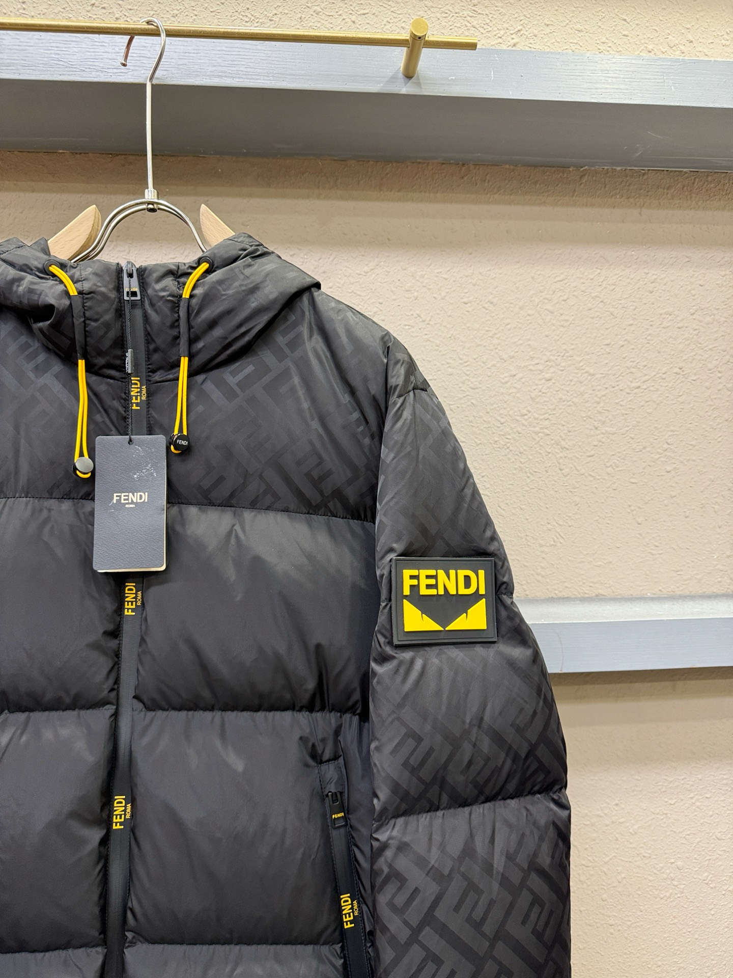 鹅绒高版本FENDI芬迪 2025新款羽绒服，秀场新品，品相非常完美，专柜高科技防水面料，内里90%白鹅