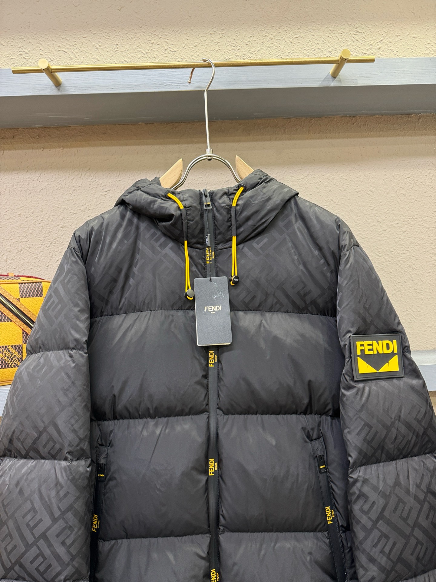 鹅绒高版本FENDI芬迪 2025新款羽绒服，秀场新品，品相非常完美，专柜高科技防水面料，内里90%白鹅