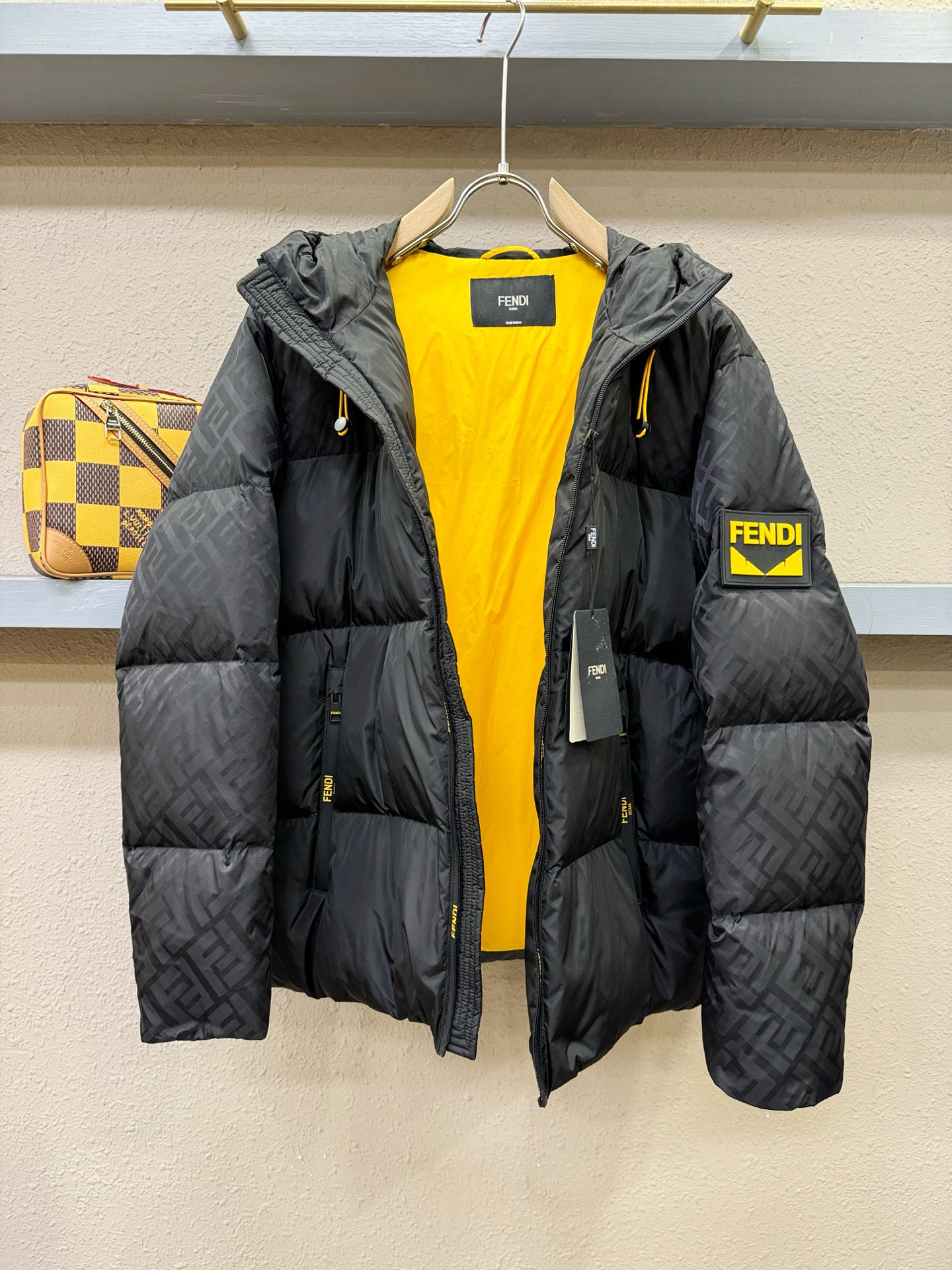 鹅绒高版本FENDI芬迪 2025新款羽绒服，秀场新品，品相非常完美，专柜高科技防水面料，内里90%白鹅