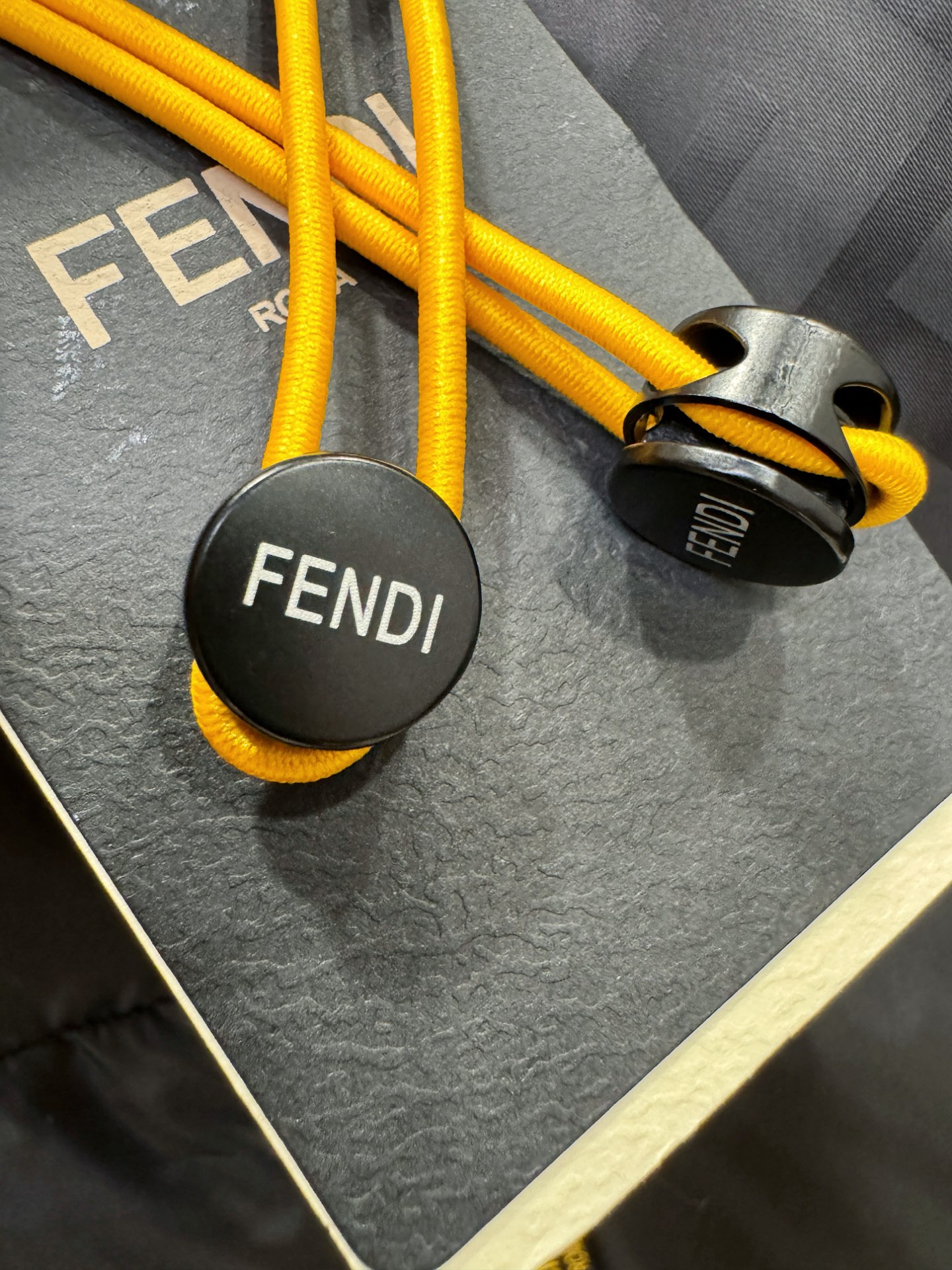 鹅绒高版本FENDI芬迪 2025新款羽绒服，秀场新品，品相非常完美，专柜高科技防水面料，内里90%白鹅