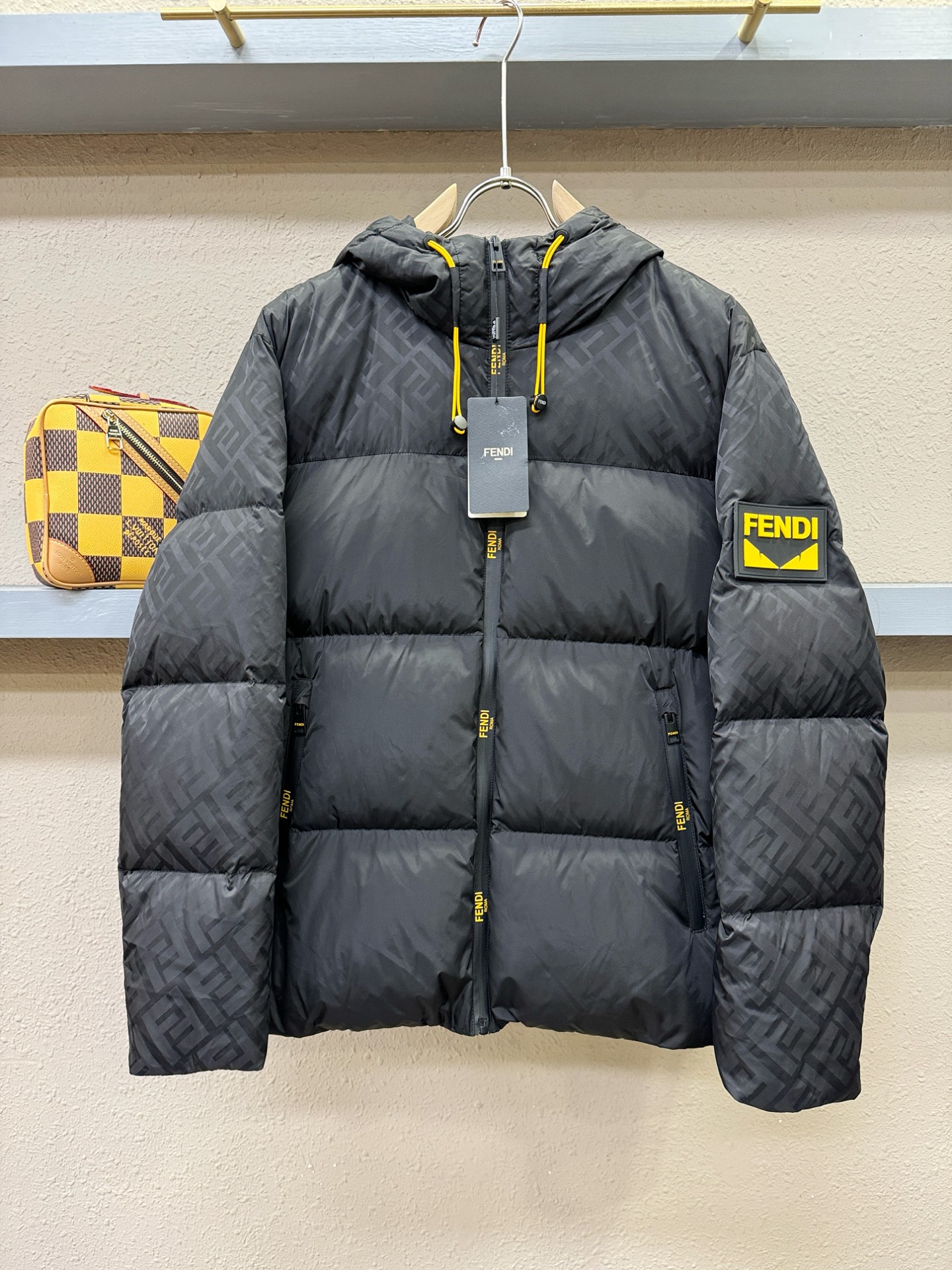 鹅绒高版本FENDI芬迪 2025新款羽绒服，秀场新品，品相非常完美，专柜高科技防水面料，内里90%白鹅