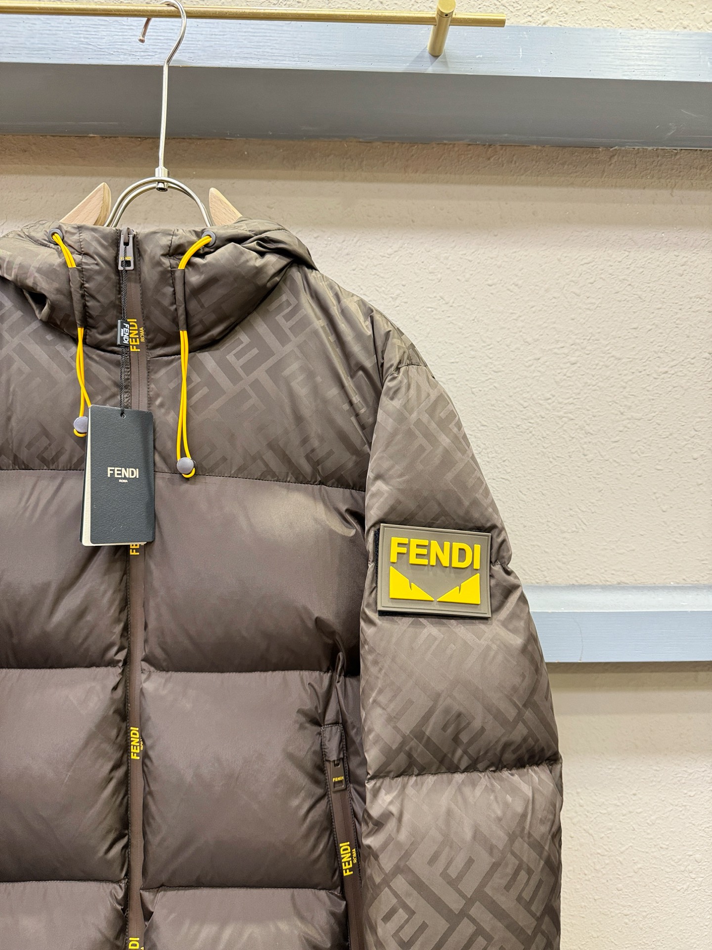 鹅绒高版本FENDI芬迪 2025新款羽绒服，秀场新品，品相非常完美，专柜高科技防水面料，内里90%白鹅