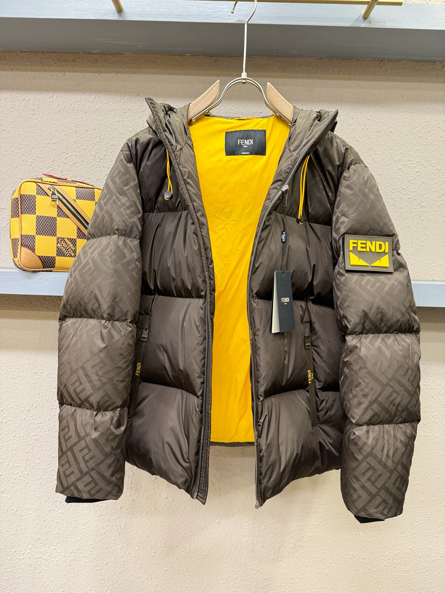 鹅绒高版本FENDI芬迪 2025新款羽绒服，秀场新品，品相非常完美，专柜高科技防水面料，内里90%白鹅