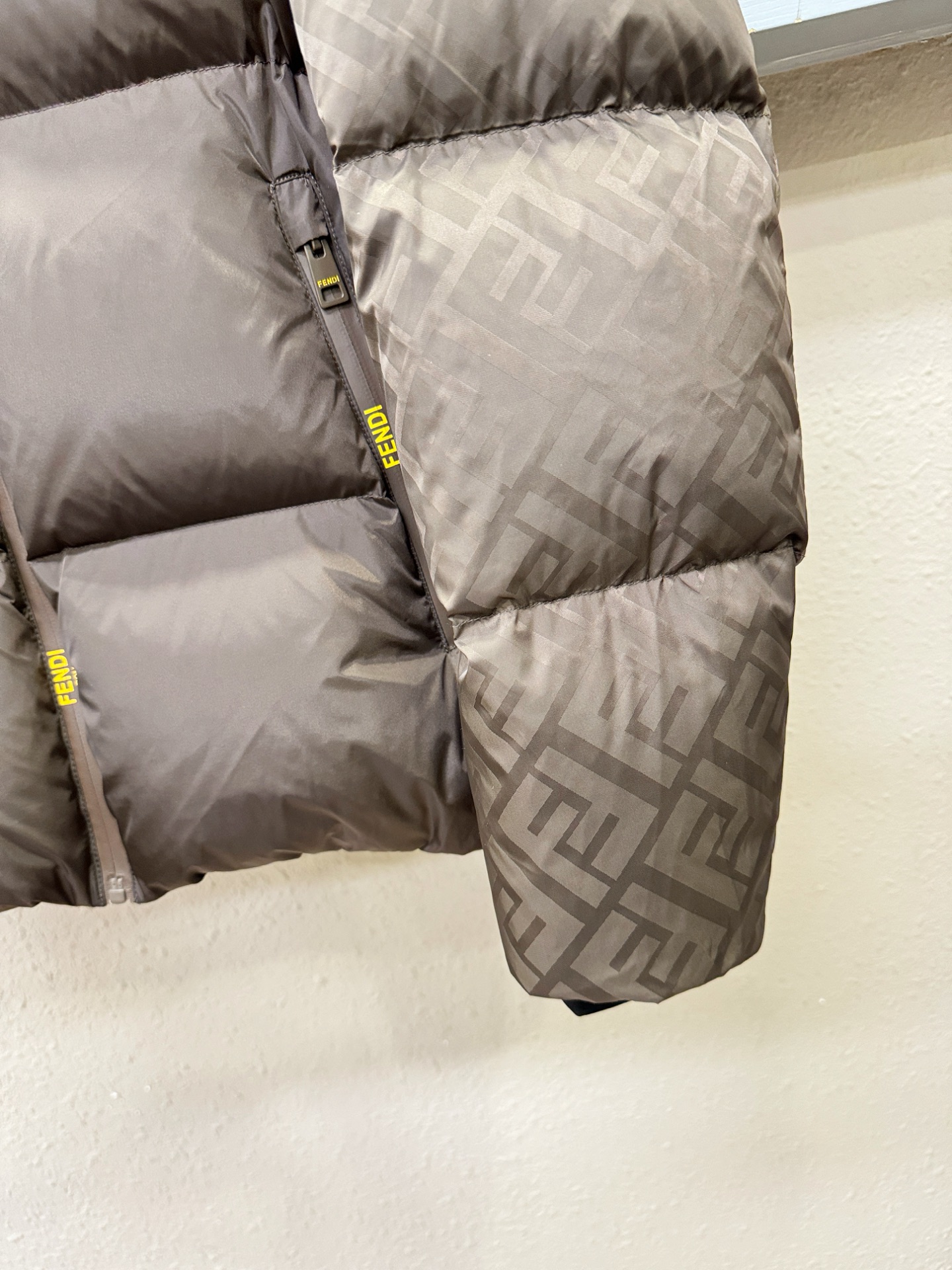 鹅绒高版本FENDI芬迪 2025新款羽绒服，秀场新品，品相非常完美，专柜高科技防水面料，内里90%白鹅