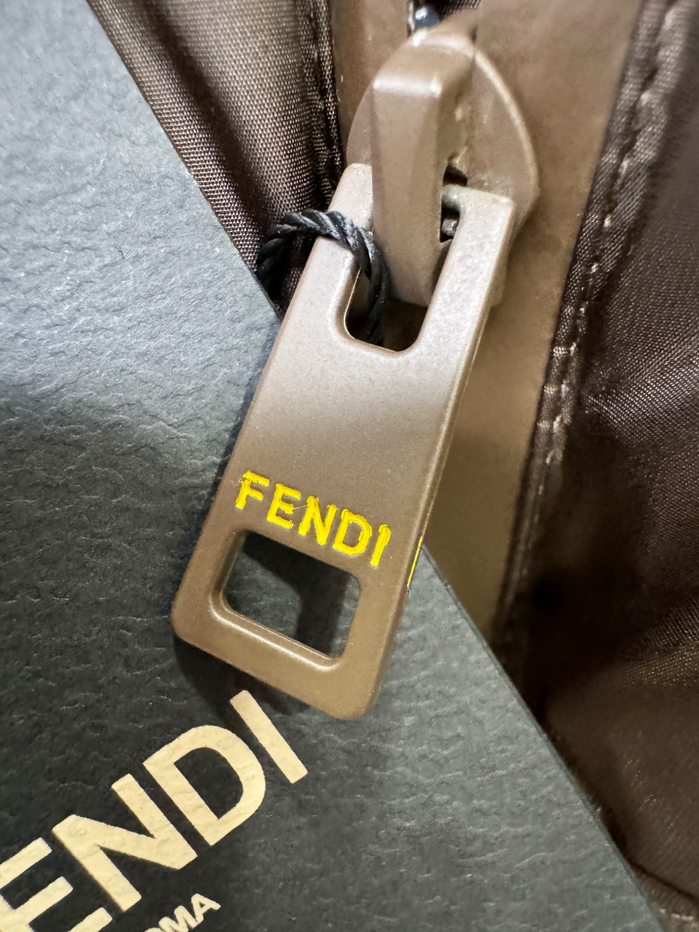 鹅绒高版本FENDI芬迪 2025新款羽绒服，秀场新品，品相非常完美，专柜高科技防水面料，内里90%白鹅