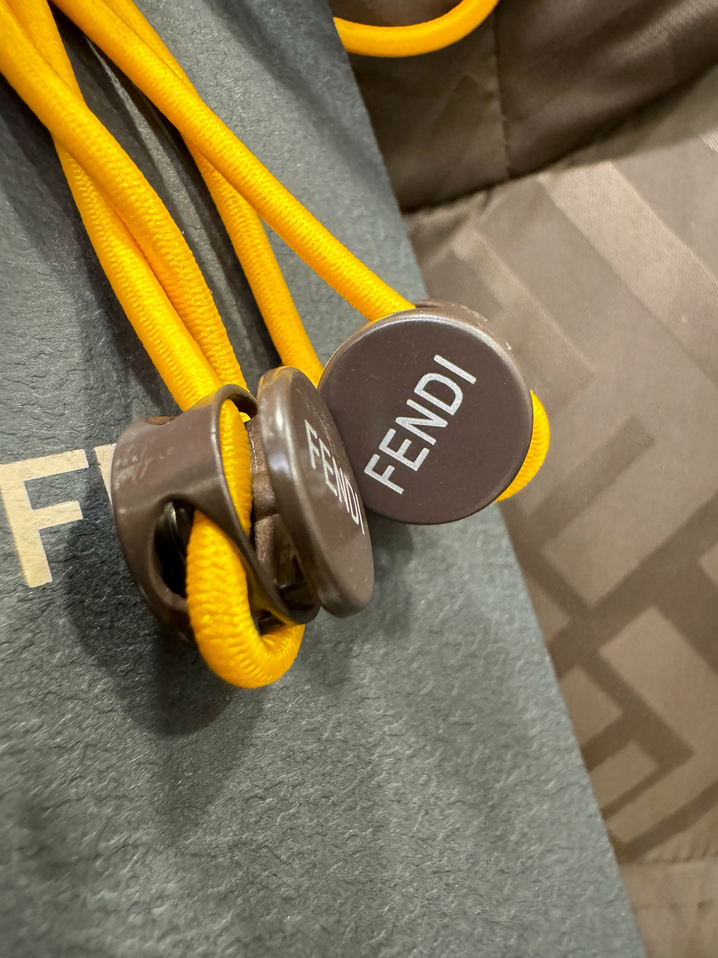 鹅绒高版本FENDI芬迪 2025新款羽绒服，秀场新品，品相非常完美，专柜高科技防水面料，内里90%白鹅