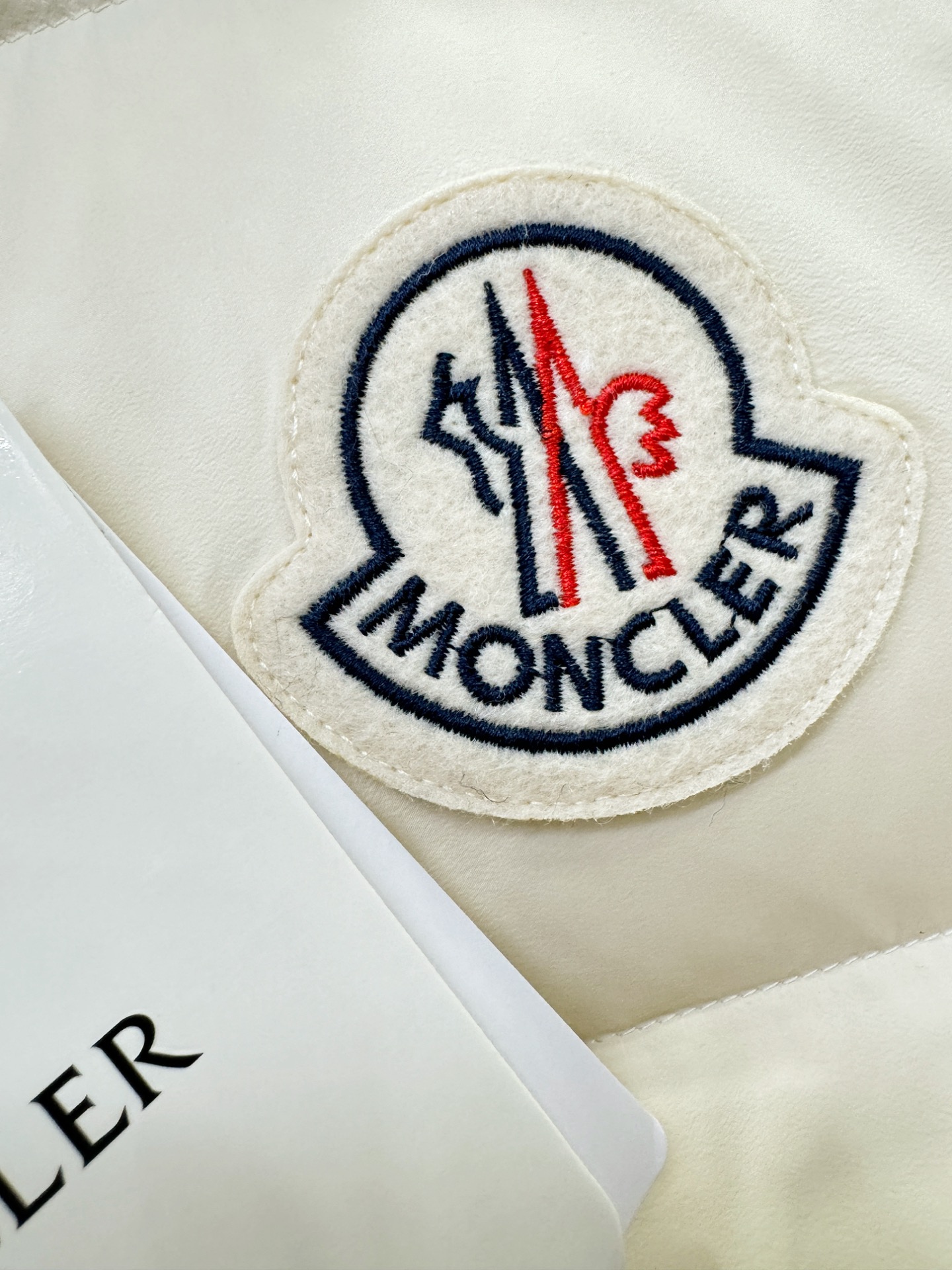 调价 高版本Moncler蒙口 2025新款羽绒服秀场新品，品相非常完美，专柜高科技防水面料，内里90%