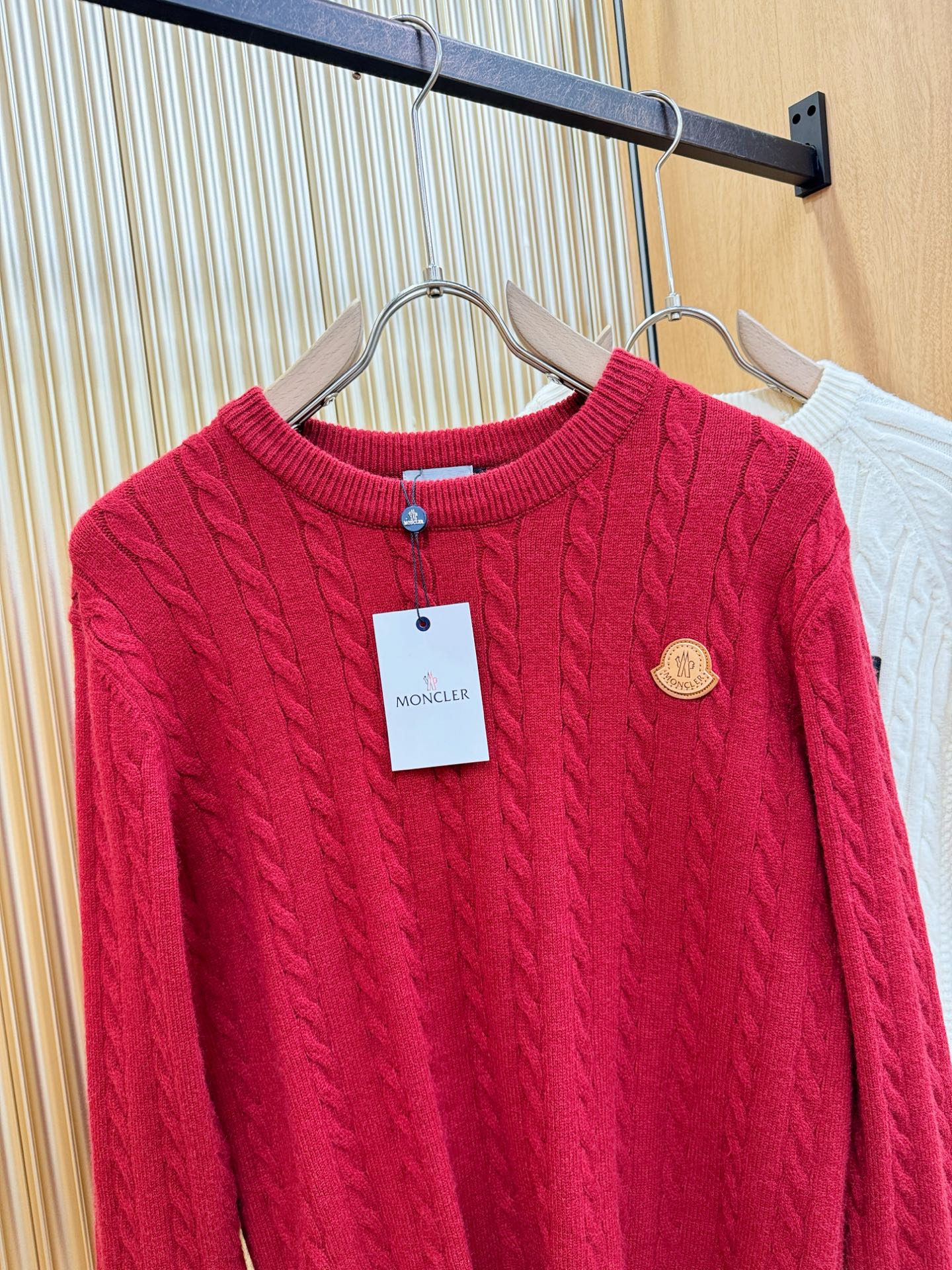 🎉🎉 [节日战衣] Moncler蒙口 爆款毛衣🎊🎊春节，节日战衣，本命年亲们必备神器。情侣必备款。精选