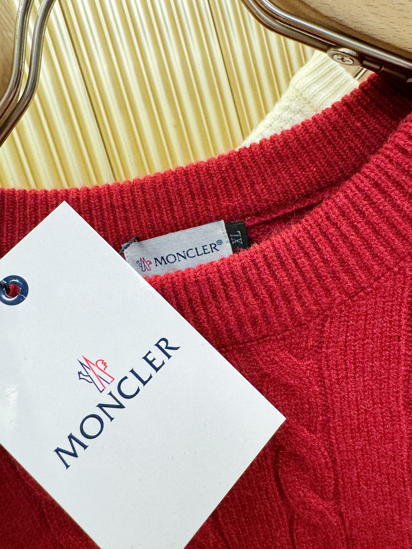 🎉🎉 [节日战衣] Moncler蒙口 爆款毛衣🎊🎊春节，节日战衣，本命年亲们必备神器。情侣必备款。精选