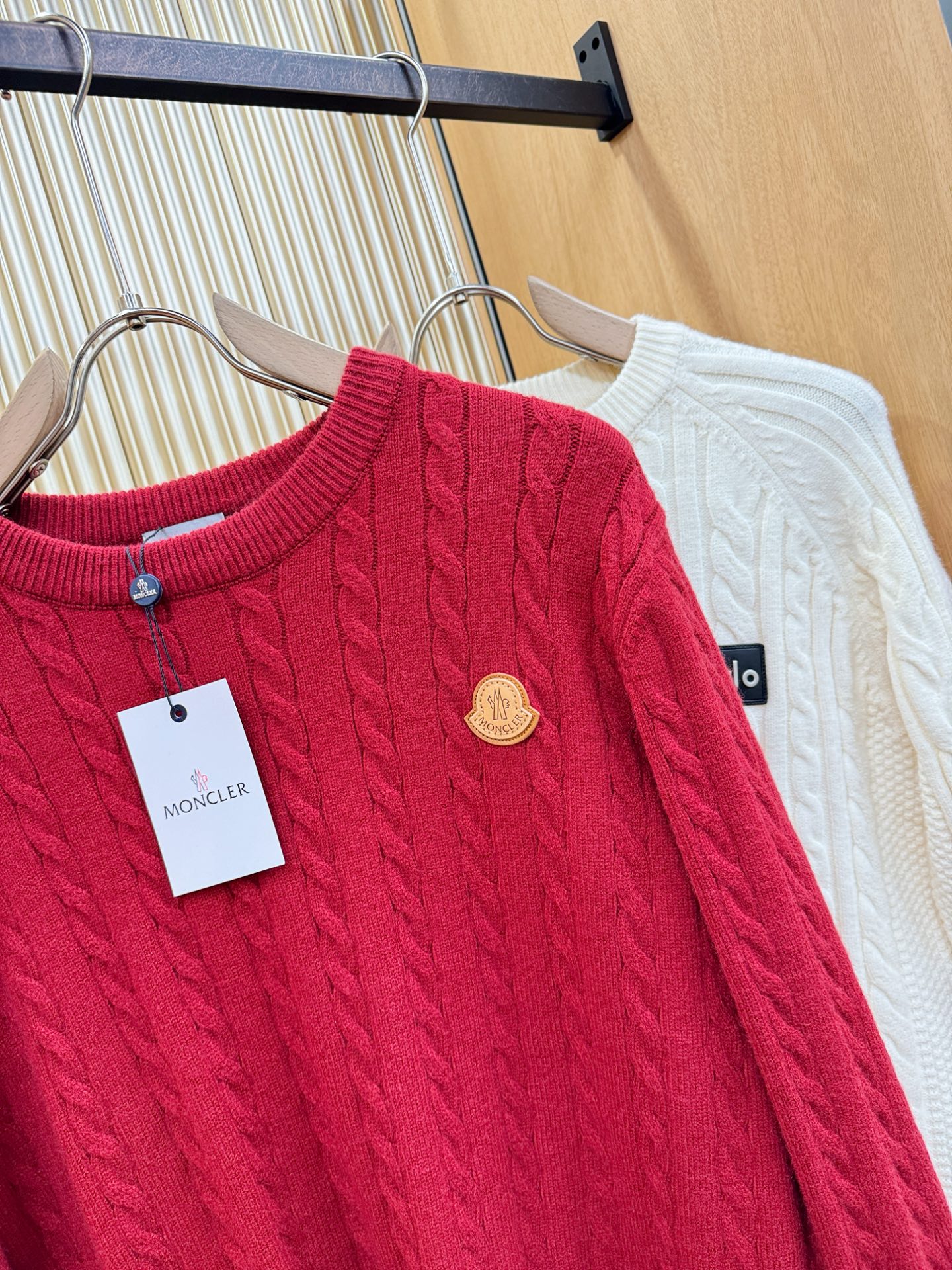 🎉🎉 [节日战衣] Moncler蒙口 爆款毛衣🎊🎊春节，节日战衣，本命年亲们必备神器。情侣必备款。精选