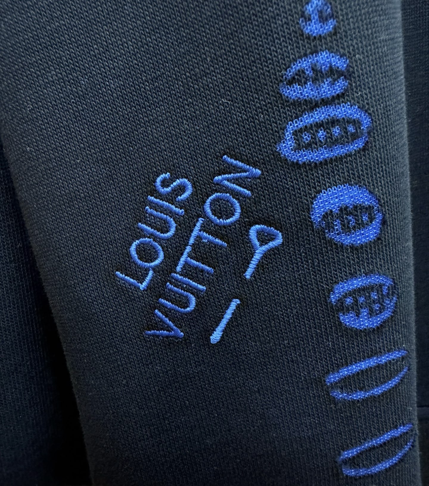 LV路易威登 2025ss秋季新品 长袖卫衣，经典Logo设计，百搭款 官网同步发售 定制面料，柔软细腻