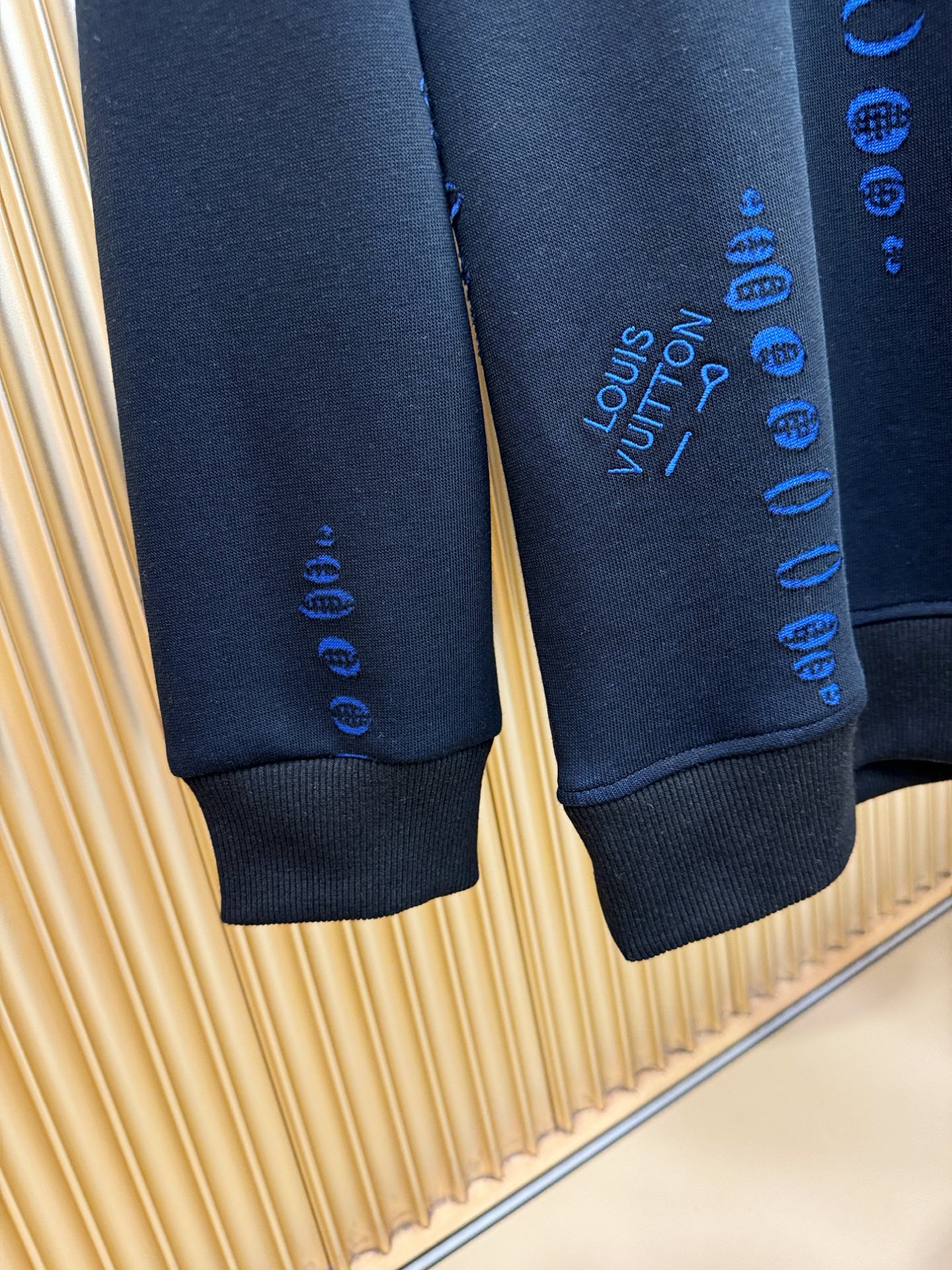 LV路易威登 2025ss秋季新品 长袖卫衣，经典Logo设计，百搭款 官网同步发售 定制面料，柔软细腻