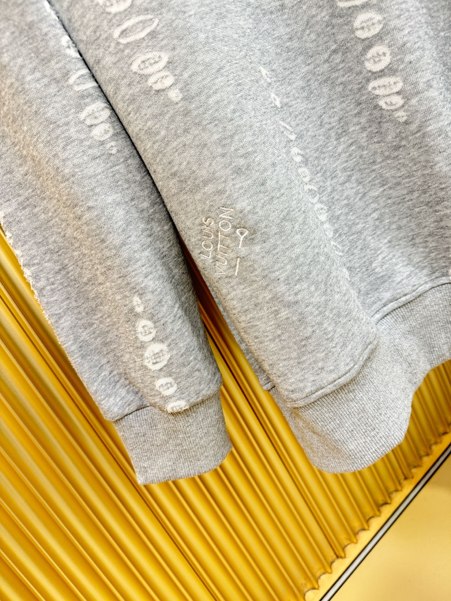 LV路易威登 2025ss秋季新品 长袖卫衣，经典Logo设计，百搭款 官网同步发售 定制面料，柔软细腻