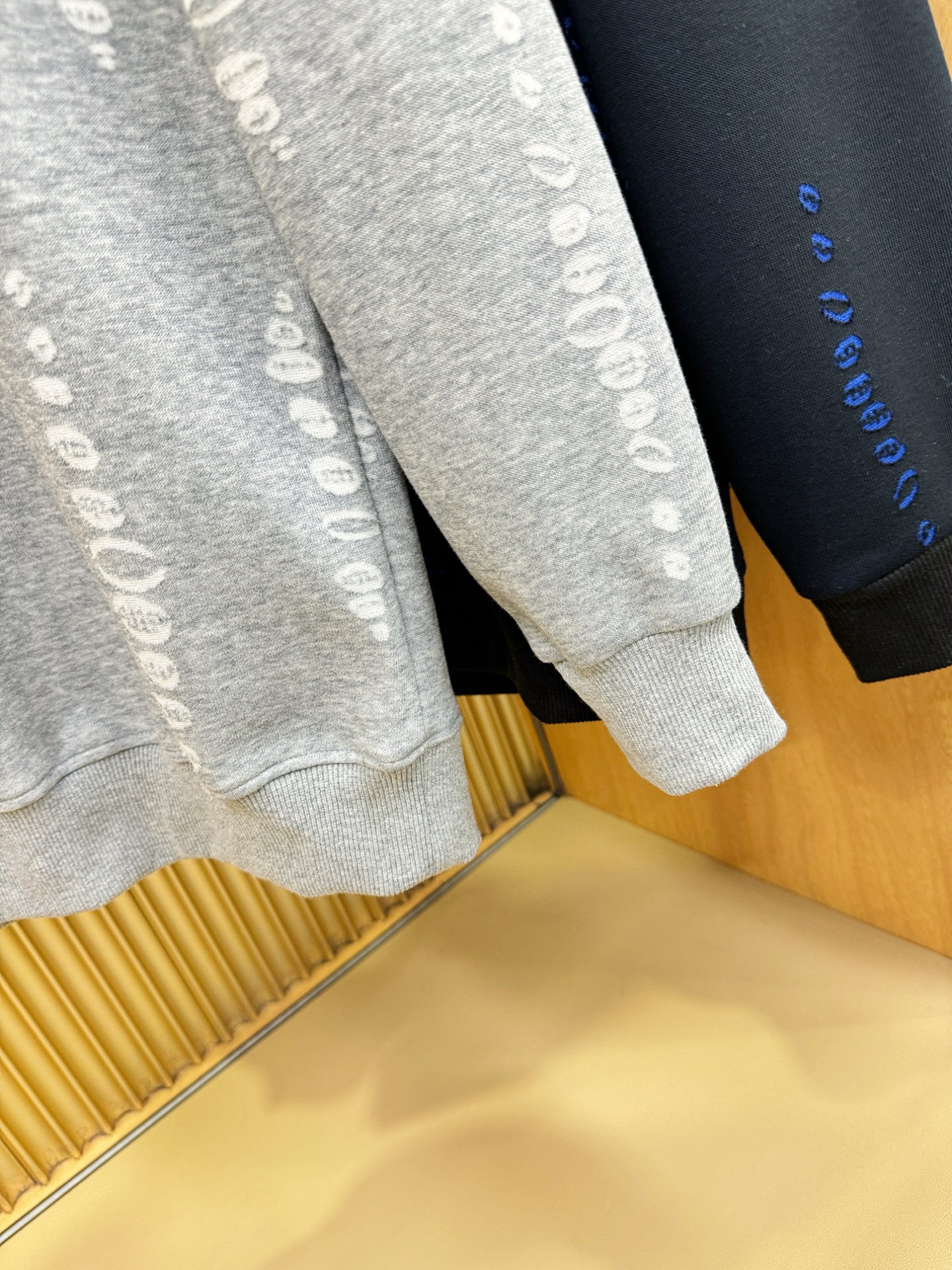 LV路易威登 2025ss秋季新品 长袖卫衣，经典Logo设计，百搭款 官网同步发售 定制面料，柔软细腻