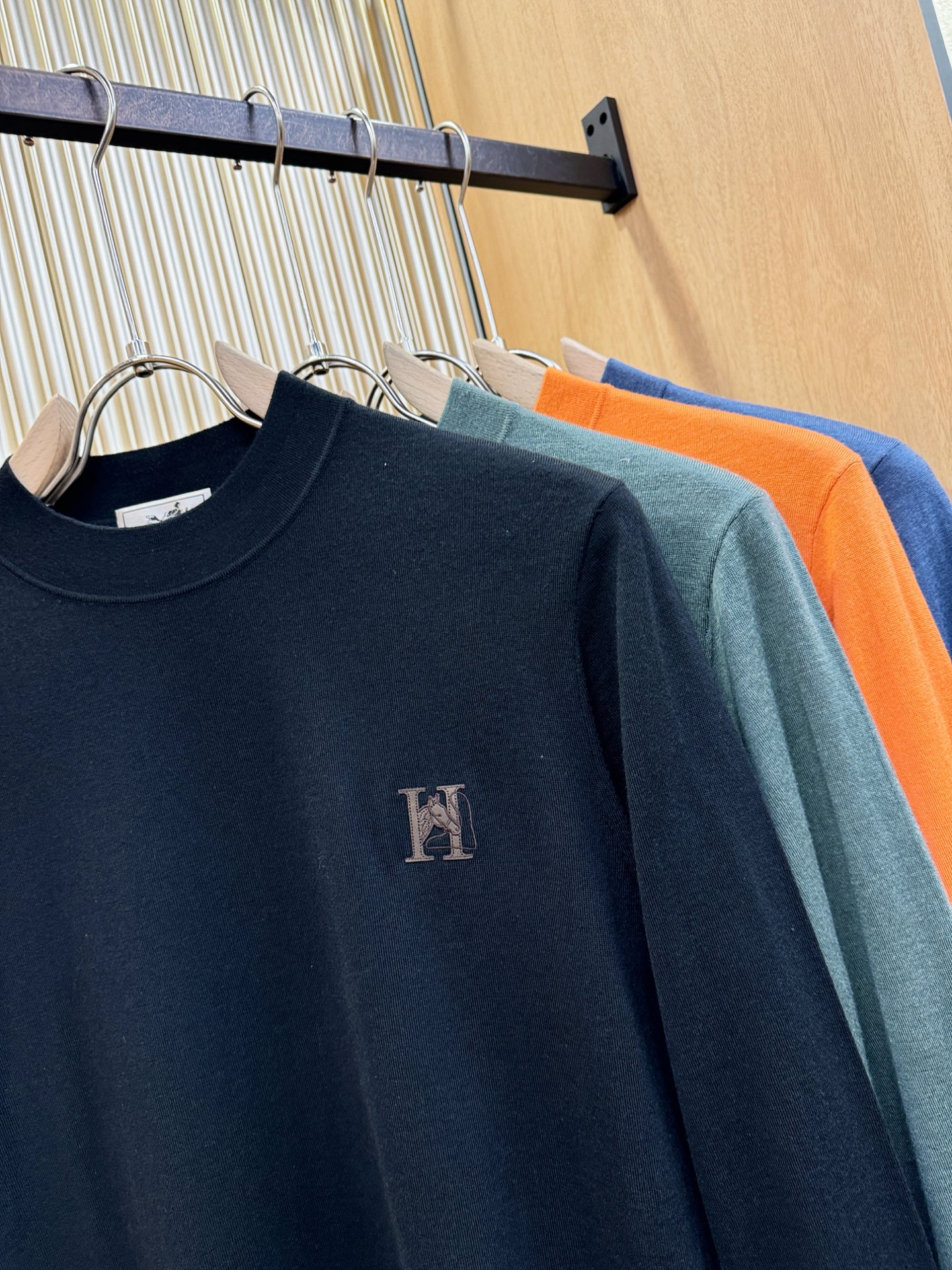 Hermès爱马仕 2025秋冬新款毛衣，桑蚕丝+羊毛，顶级桑蚕丝羊毛面料，手感柔软。 logo图案设计