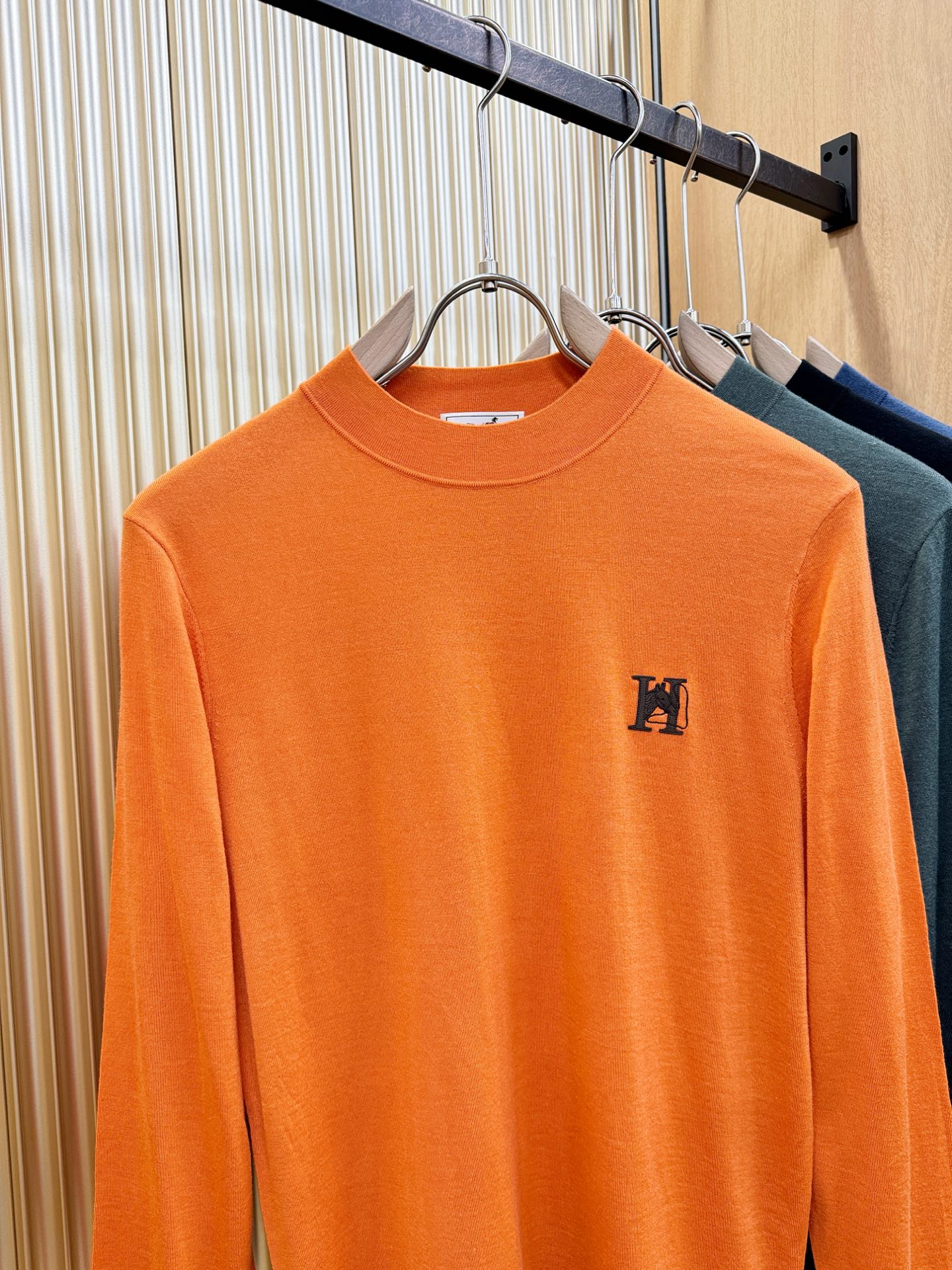 Hermès爱马仕 2025秋冬新款毛衣，桑蚕丝+羊毛，顶级桑蚕丝羊毛面料，手感柔软。 logo图案设计