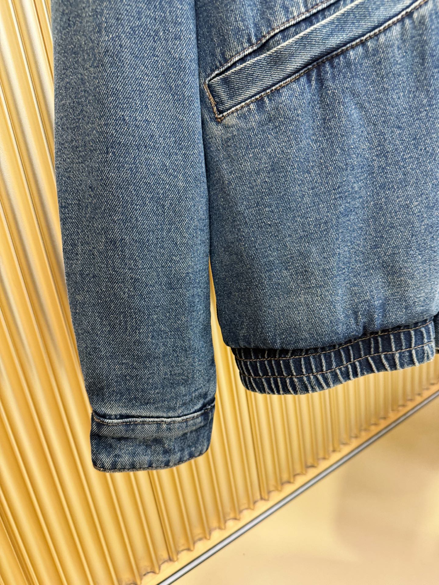 PRADA 普拉达 新品男女同款加绒加厚牛仔外套，时装圈人气极为火热的单品，是时尚大咖们最炙手可热扭造型