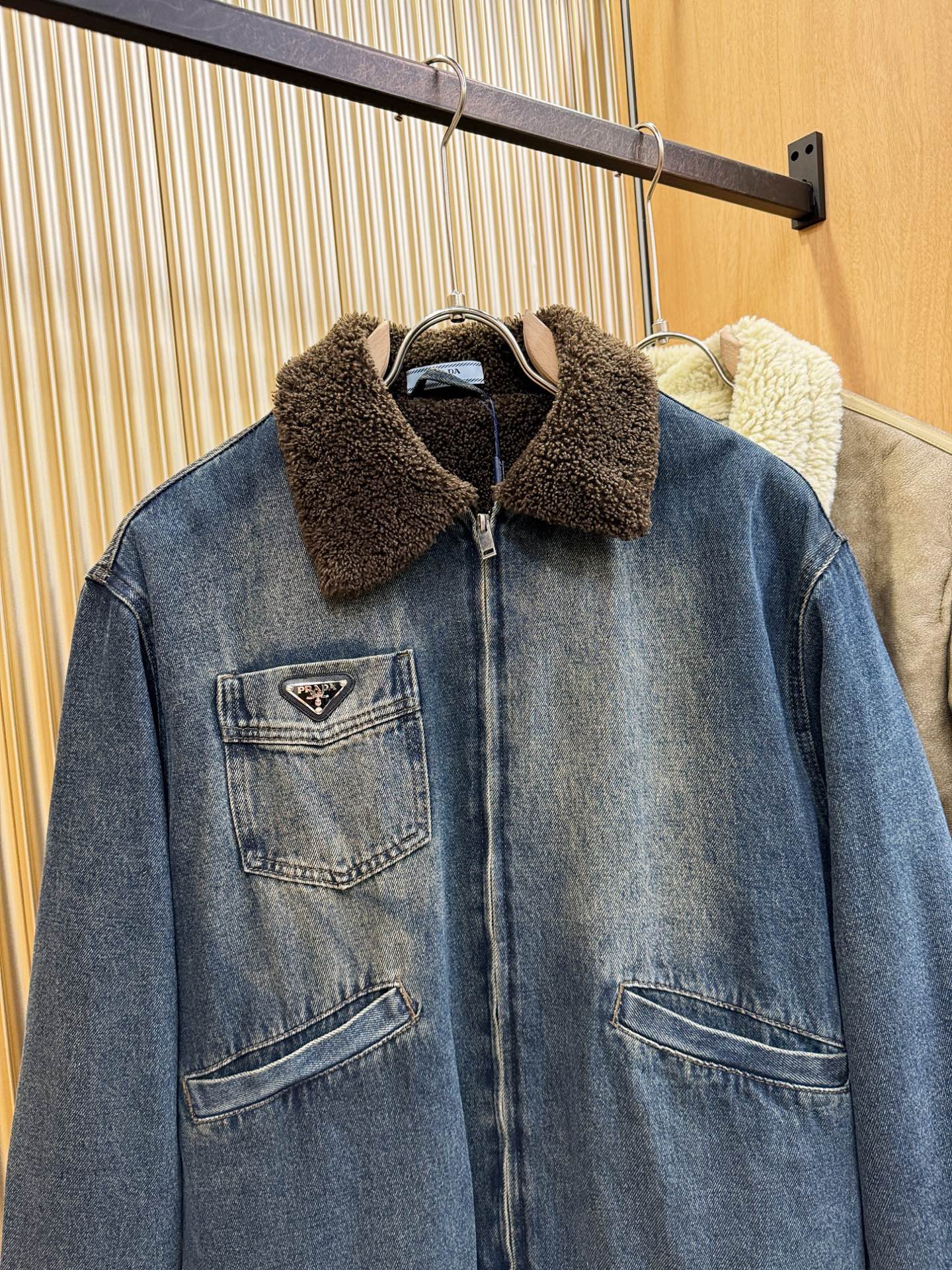 PRADA 普拉达 新品男女同款加绒加厚牛仔外套，时装圈人气极为火热的单品，是时尚大咖们最炙手可热扭造型