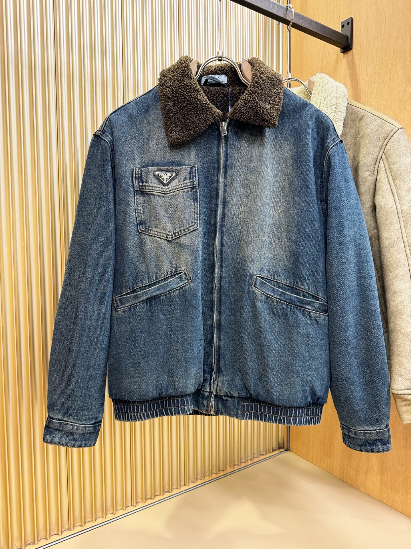 PRADA 普拉达 新品男女同款加绒加厚牛仔外套，时装圈人气极为火热的单品，是时尚大咖们最炙手可热扭造型